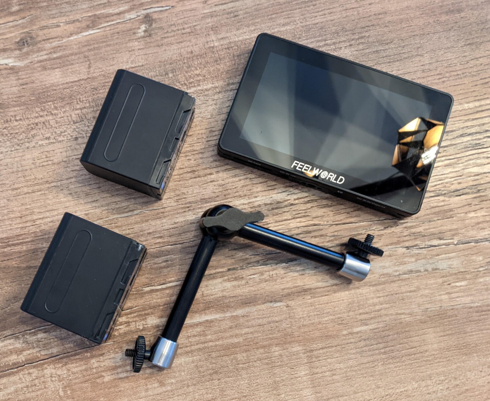 Moniteur Feelworld F6 Plus + 2 Batteries + 1 Bras Magique - Photo 1 sur 4