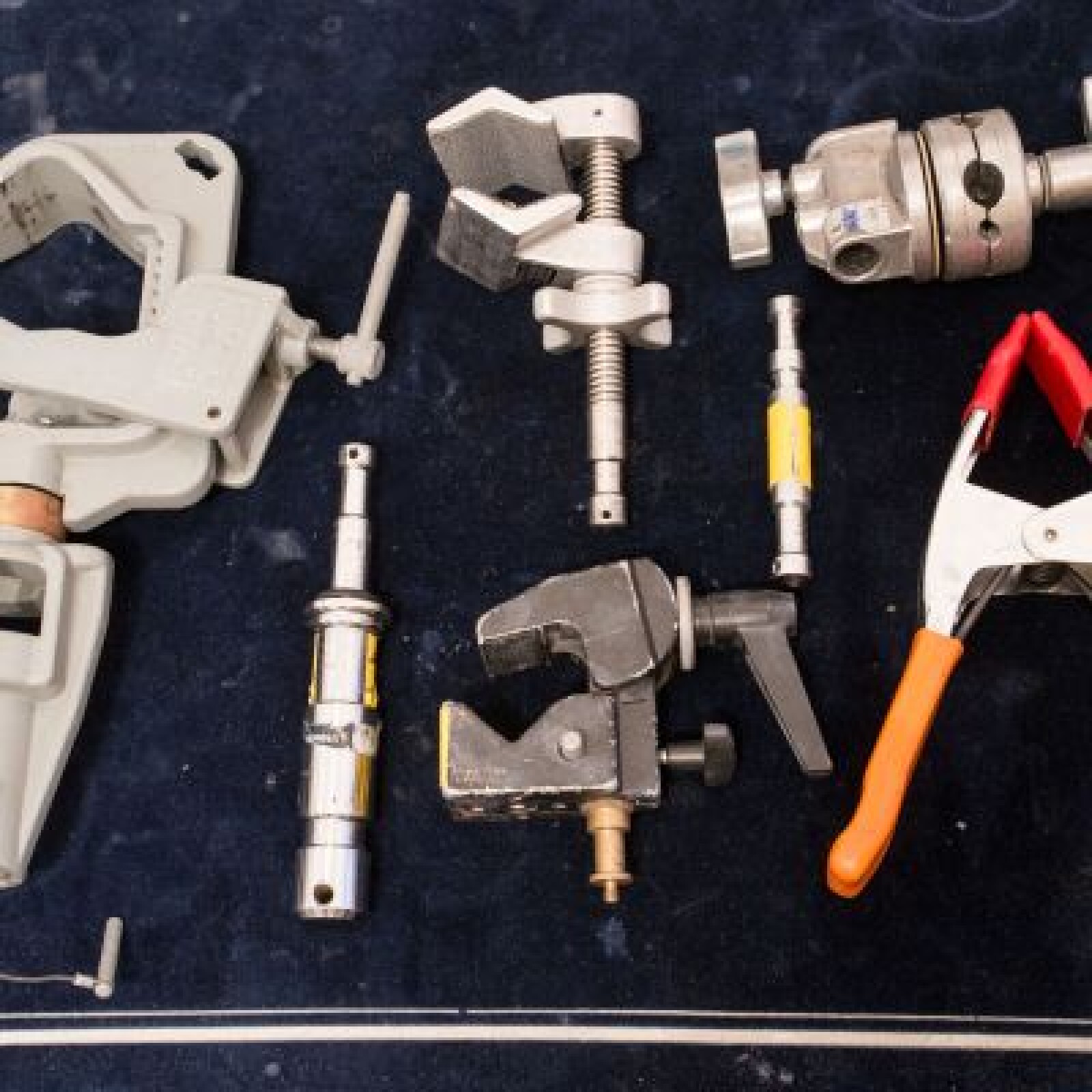 Lot de grip : 1 main de singe, 1 rotule, 1  pince cyclone, 1 clamp, 1  pince acier,  1 adaptateur spigo 28/16, 1 spigo 16/16 - Photo 1 sur 1
