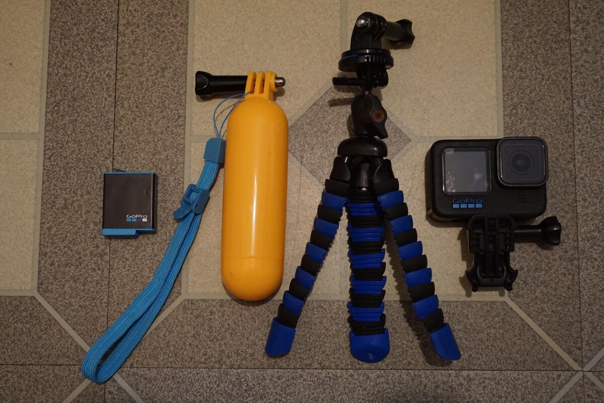 Location Go Pro Hero 10 + Poignet flottante + Carte 128Go + Trépied - Lightyshare