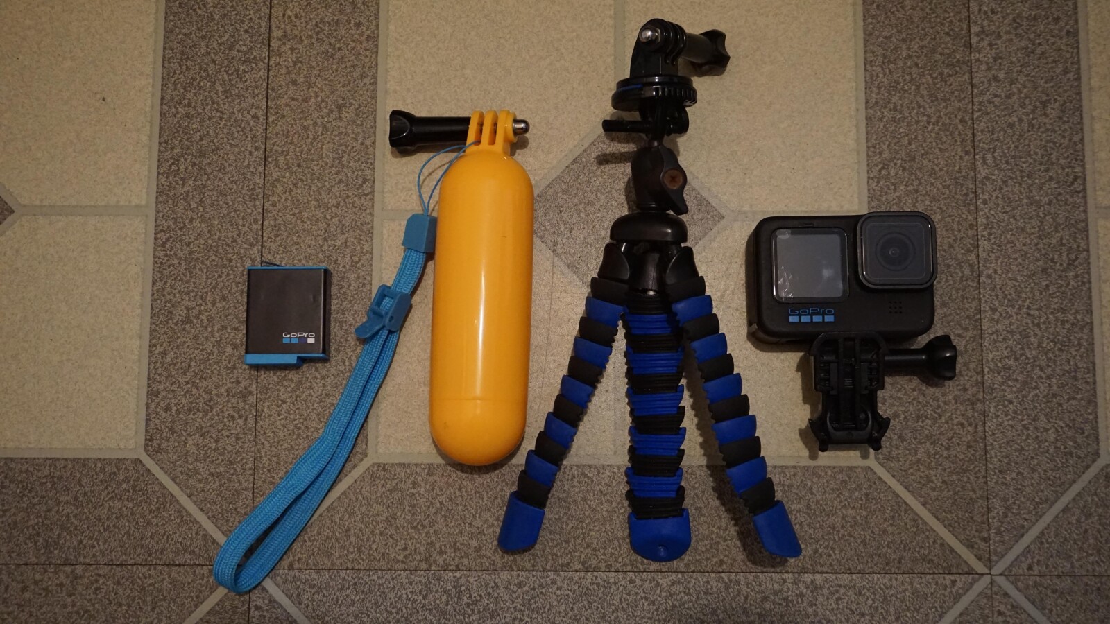 Go Pro Hero 10 + Poignet flottante + Carte 128Go + Trépied - Photo 1 sur 2