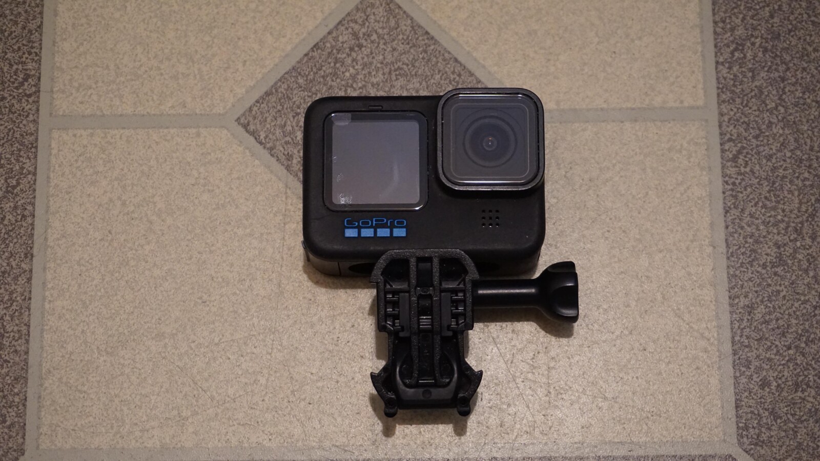 Go Pro Hero 10 + Poignet flottante + Carte 128Go + Trépied - Photo 2 sur 2
