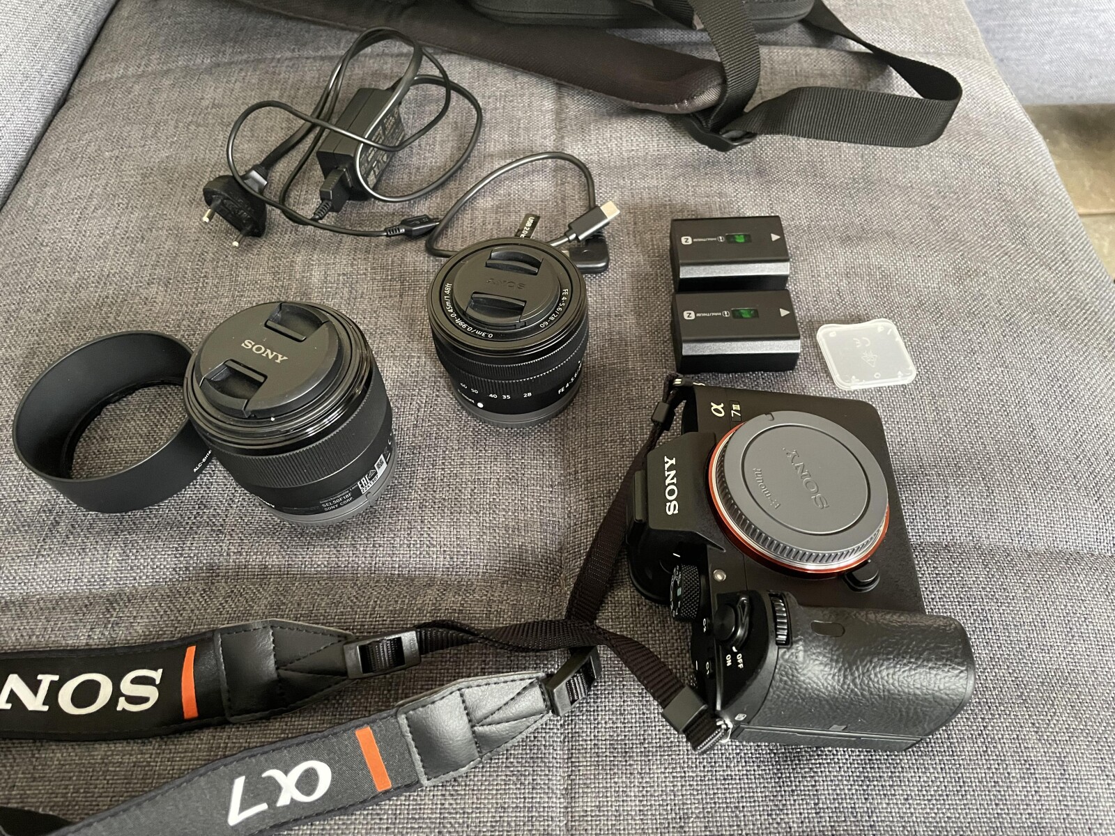 Sony Alpha 7III Noir + FE 28-60mm f/4-5.6 + FE 50mm f/1,8 + Accessoires - Photo 2 sur 5