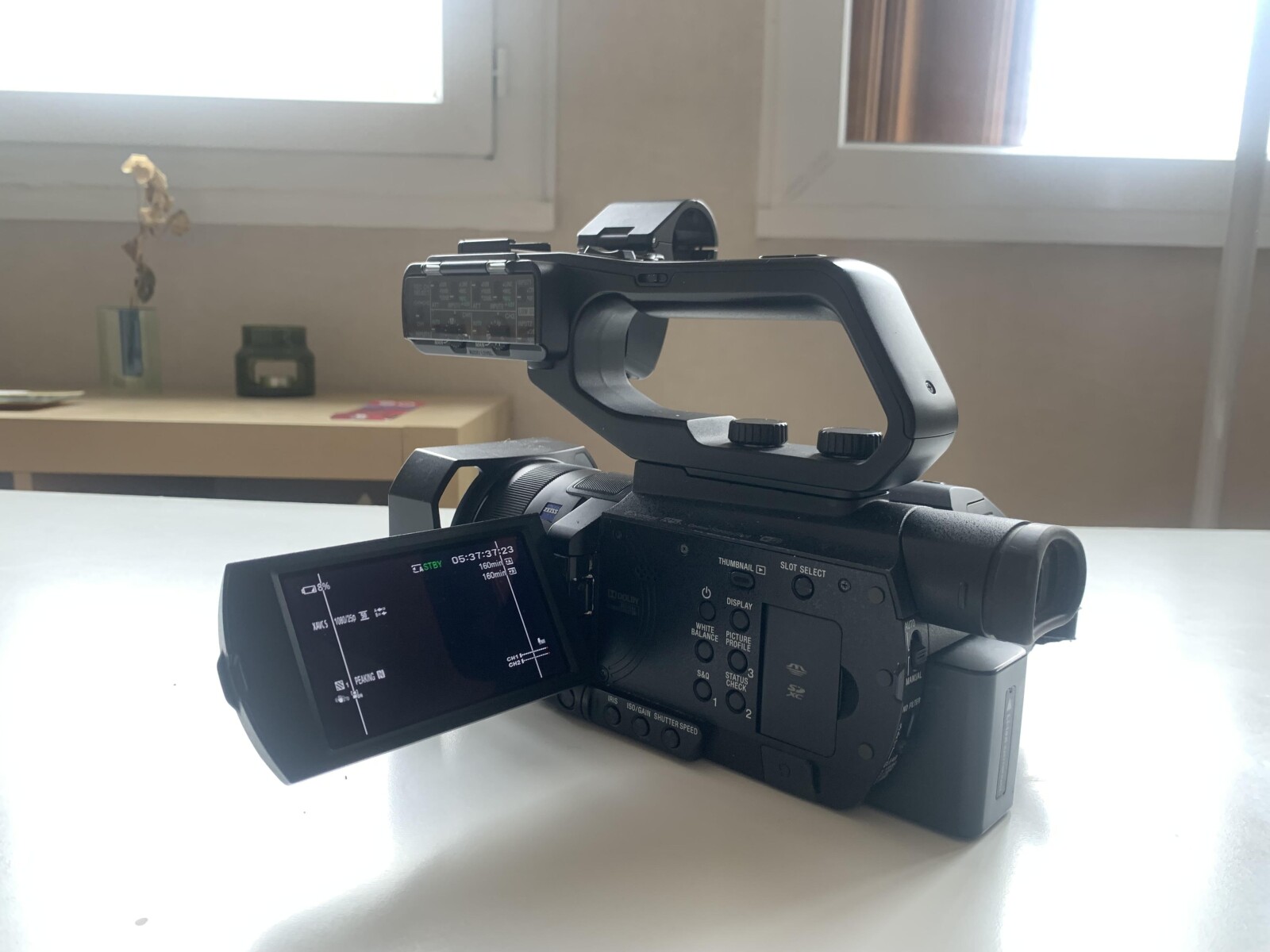 Sony HXR-NX80 - Photo 2 sur 3