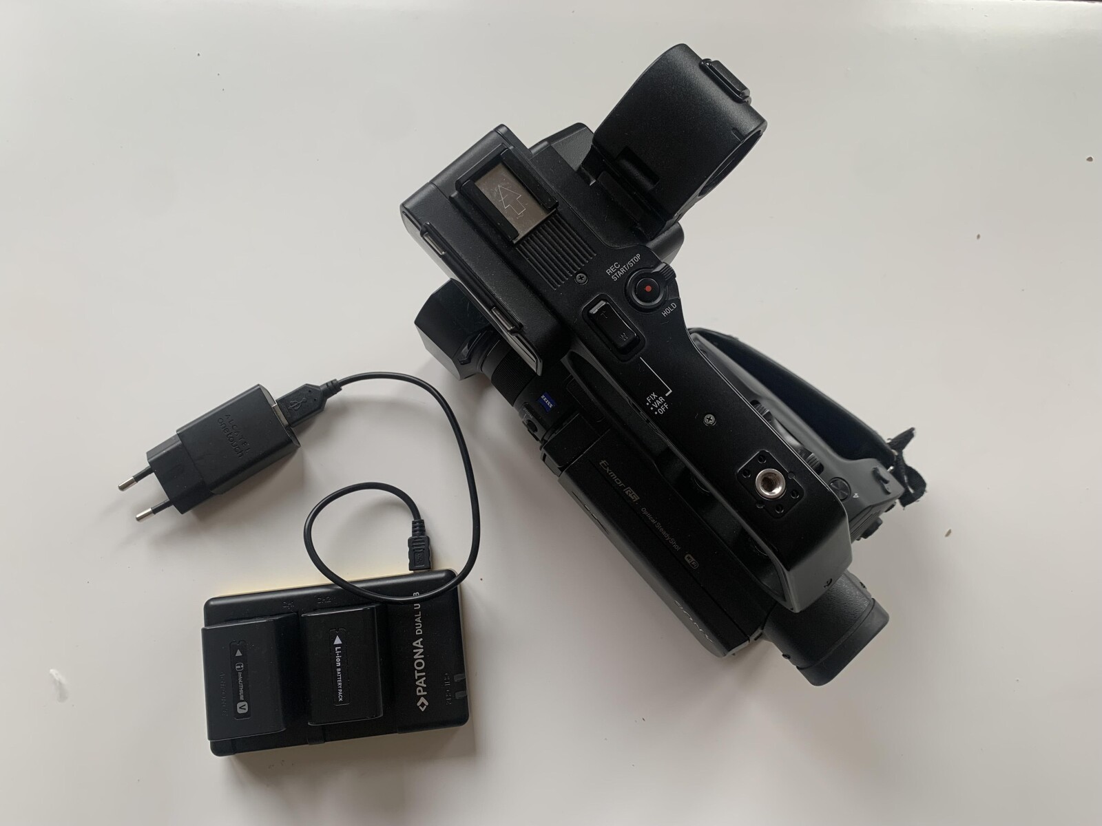 Sony HXR-NX80 - Photo 3 sur 3