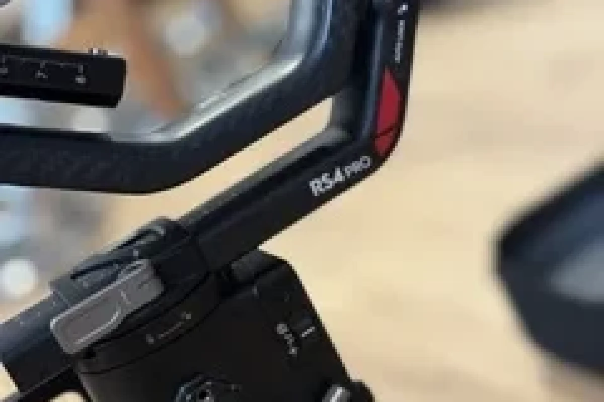 Location DJI DJI RS 4 Pro Combo - Lightyshare