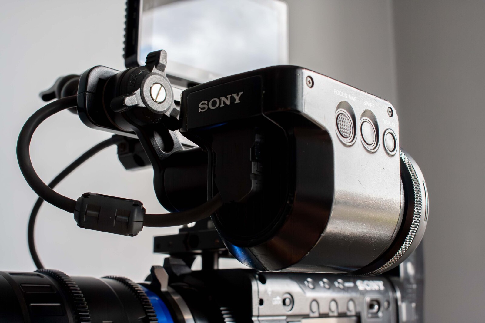 Pack Complet Sony PMW-F5 et Laowa OOOM 25-100 T2.9 - Photo 4 sur 4
