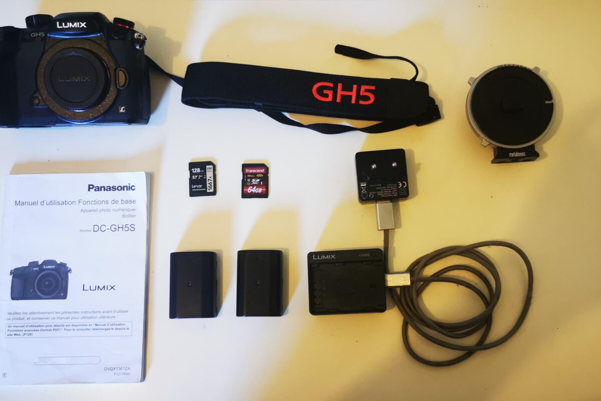 Location PANASONIC LUMIX GH5s + Metabones Canon EF vers Micro 4/3 + 2 batteries + 2 cartes SD - Lightyshare