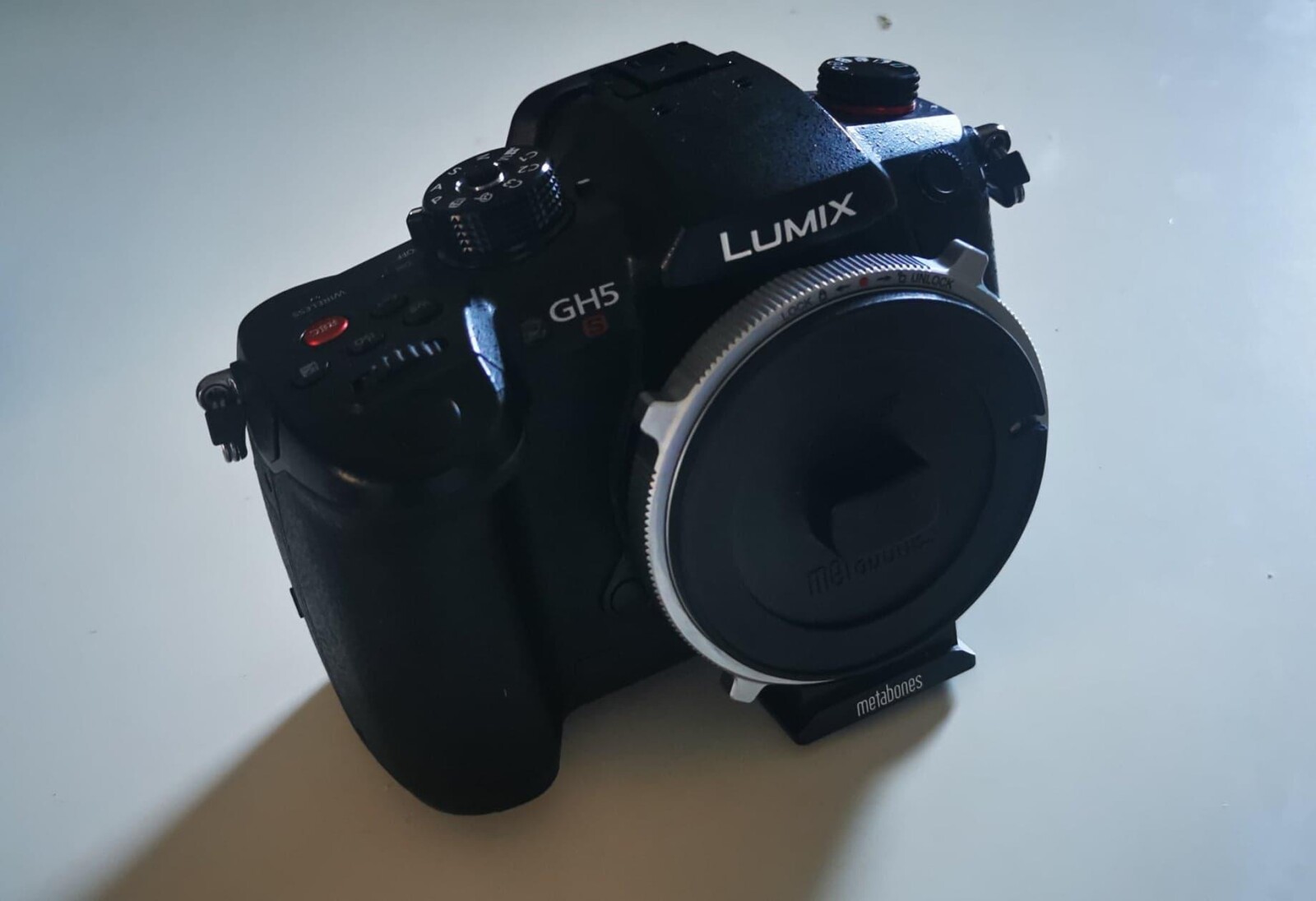 PANASONIC LUMIX GH5s + Metabones Canon EF vers Micro 4/3 + 2 batteries + 2 cartes SD - Photo 5 sur 5