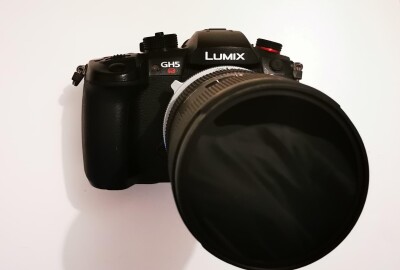 Location PANASONIC LUMIX GH5s + METABONE SpeedBooster + Objectif SIGMA 18-35 + 2 batteries + 2 cartes SD