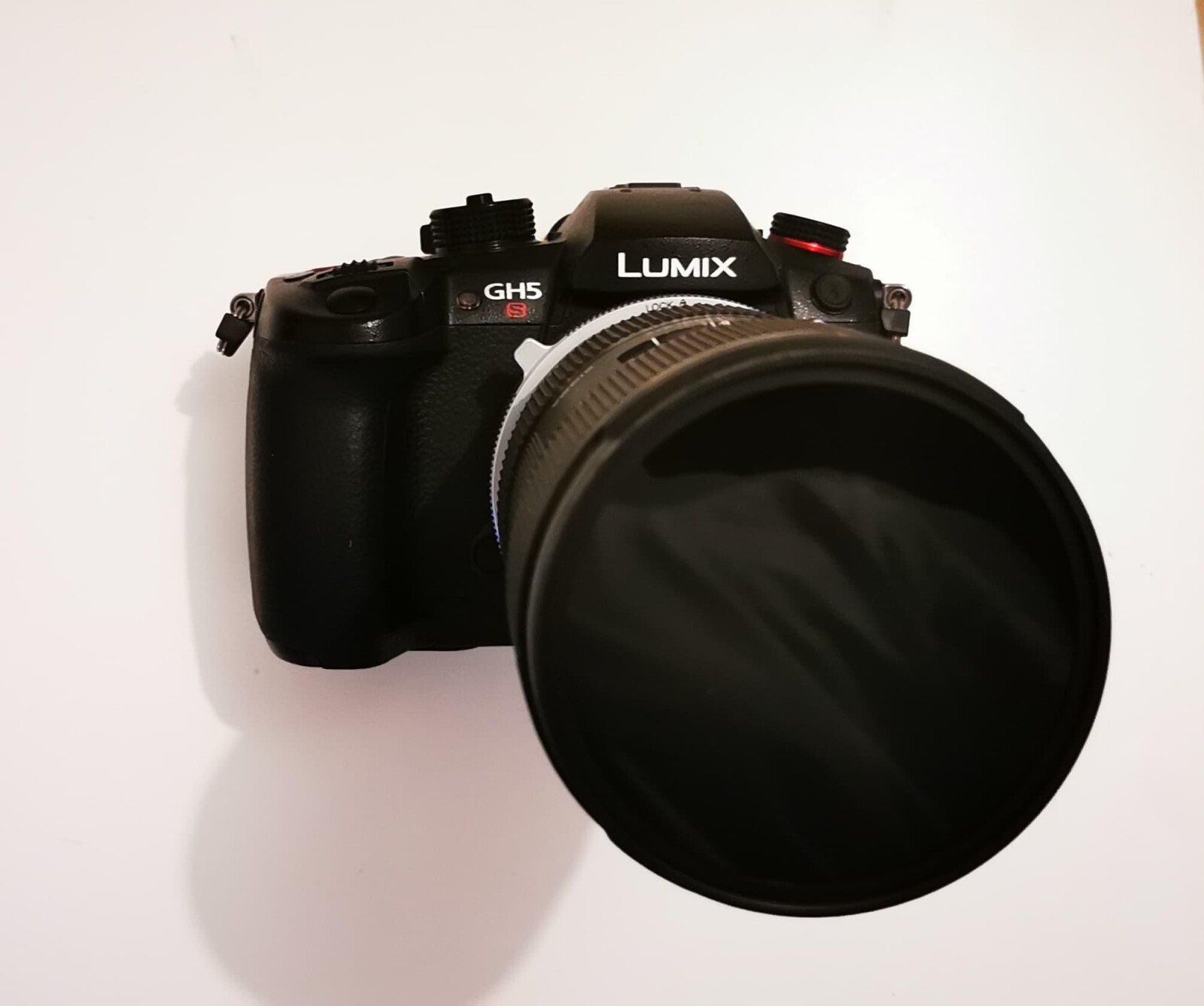 PANASONIC LUMIX GH5s + METABONE SpeedBooster + Objectif SIGMA 18-35 + 2 batteries + 2 cartes SD - Photo 2 sur 5