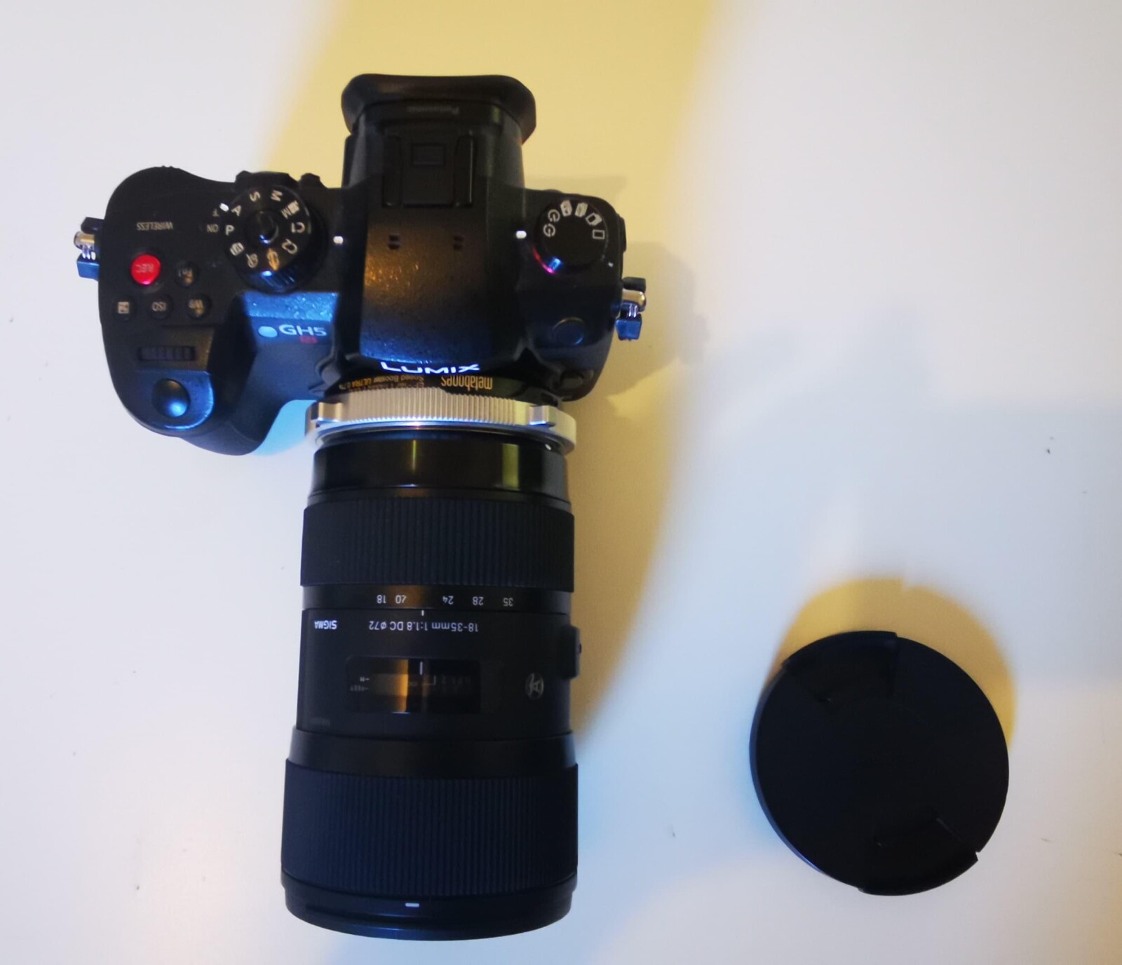 PANASONIC LUMIX GH5s + METABONE SpeedBooster + Objectif SIGMA 18-35 + 2 batteries + 2 cartes SD - Photo 3 sur 5