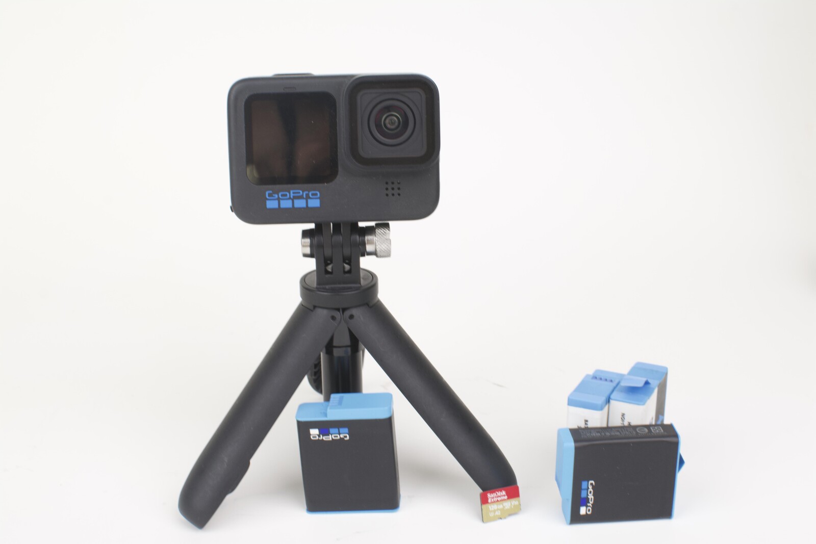 Gopro Hero 10 + accessoires + 4 batterie + SD - Photo 1 sur 8