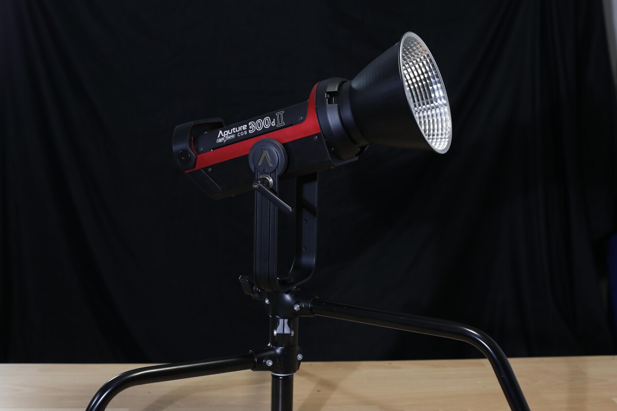 Location Pack Aputure 300D II + Softbox Aputure Light Dome II + Avenger C-stand  - Lightyshare