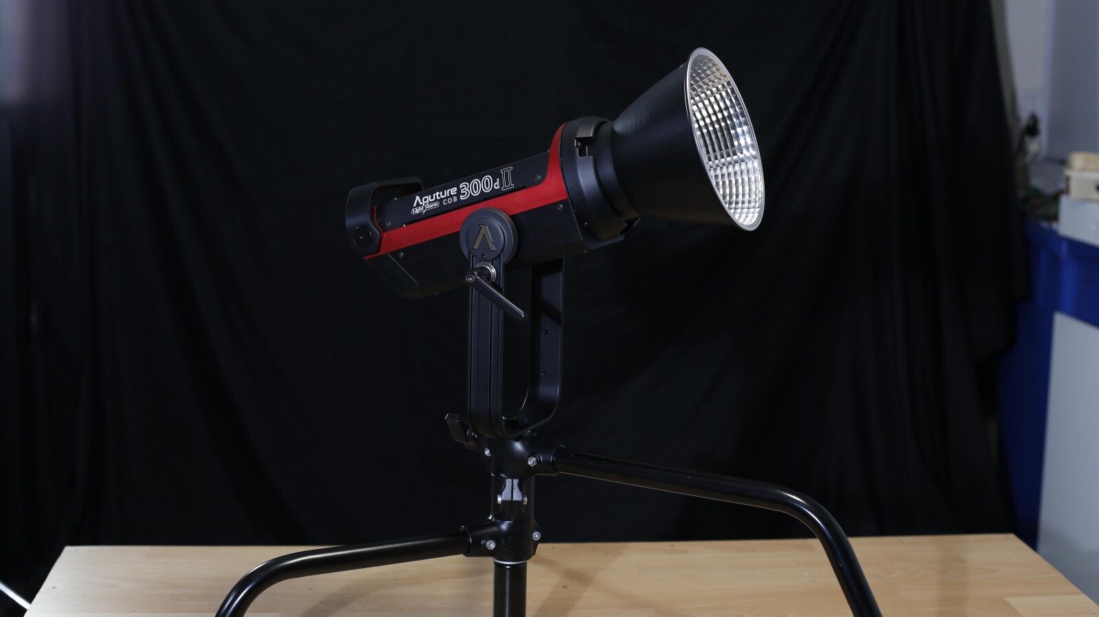 Pack Aputure 300D II + Softbox Aputure Light Dome II + Avenger C-stand  - Photo 1 sur 4