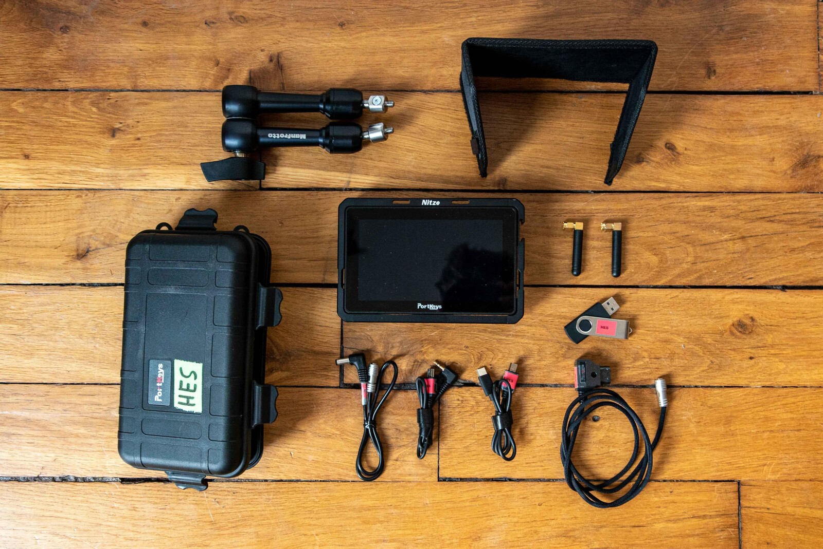 Moniteur 5'' HDMI / SDI + Cage et par soleil - Photo 6 sur 6