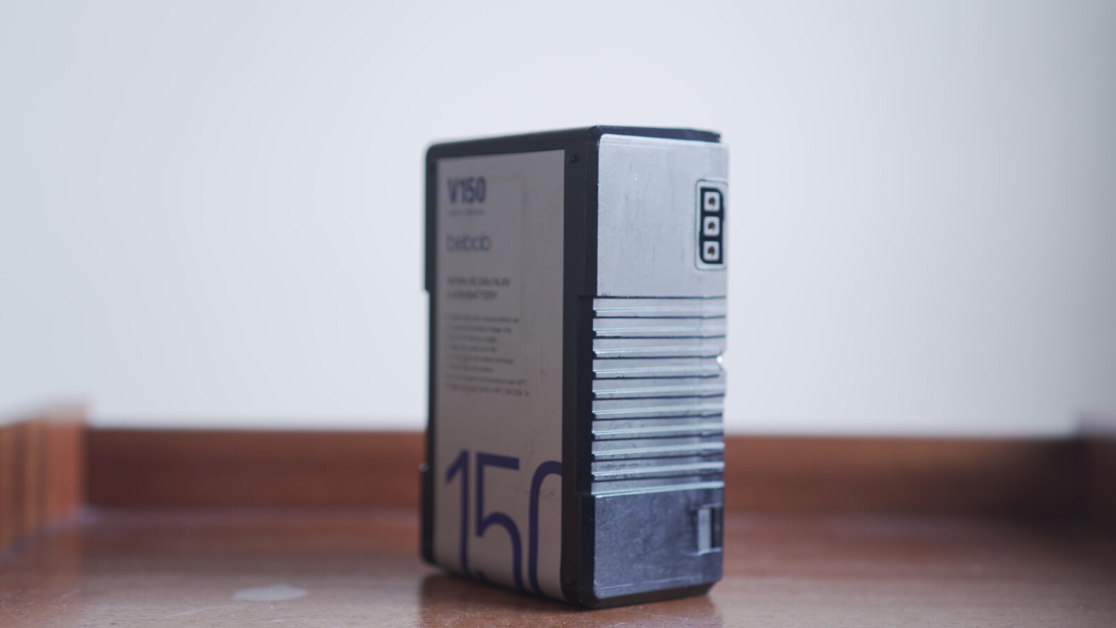 4 x Batteries V-Lock ( 2x 150W + 2 x 90W ) + Chargeur 4 Voies - Photo 2 sur 5