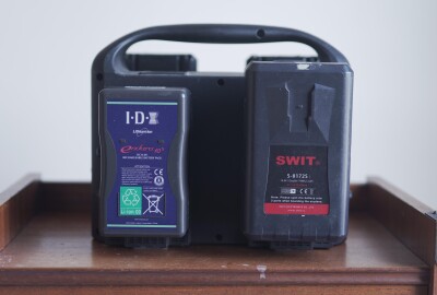 Location 4 x Batteries V-Lock ( 2x 150W + 2 x 90W ) + Chargeur 4 Voies