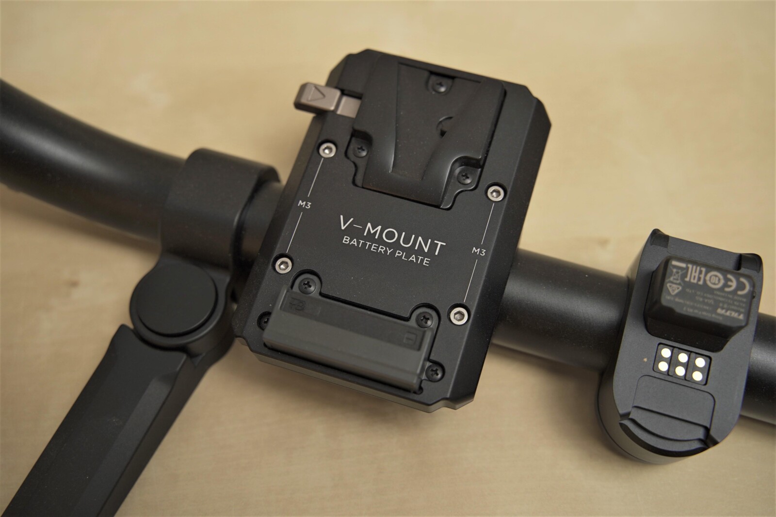 Ring Grip + plaque V-mount + D-Tap x4 - Photo 2 sur 3