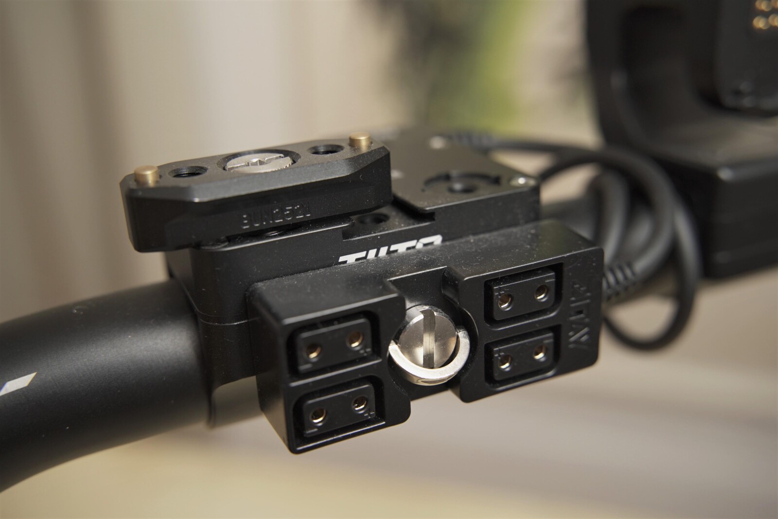 Ring Grip + plaque V-mount + D-Tap x4 - Photo 3 sur 3