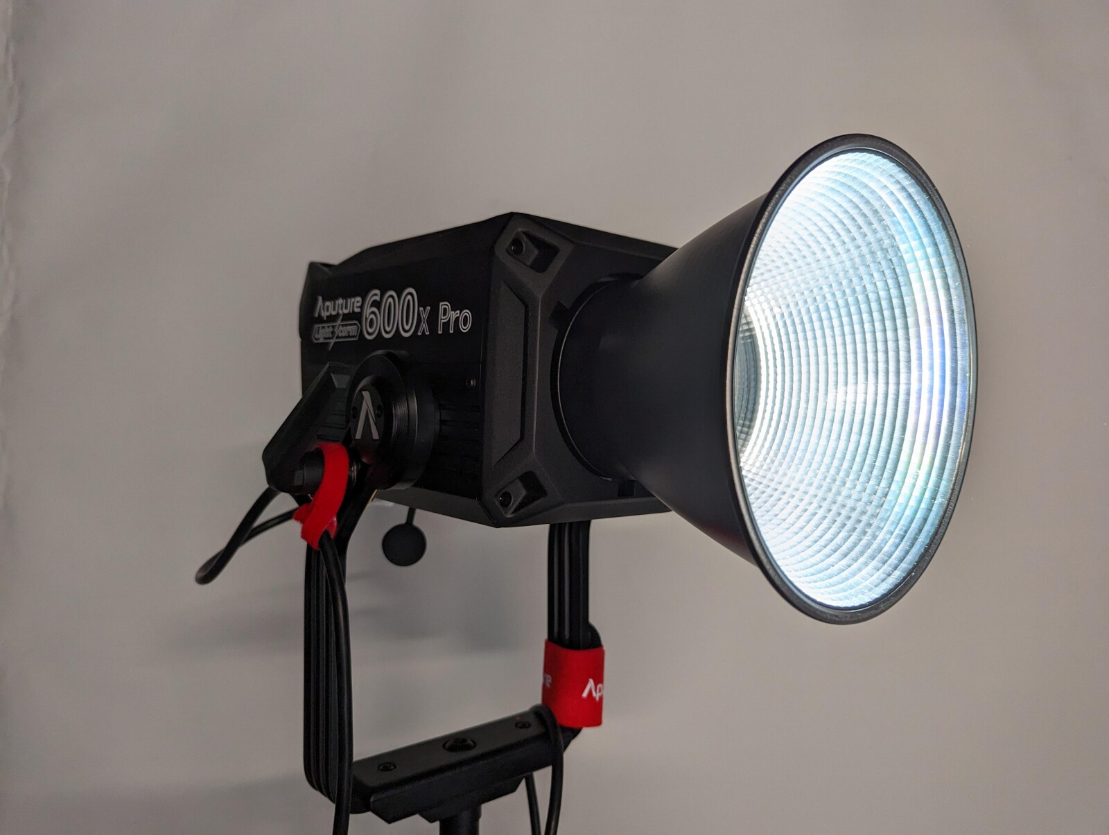 APUTURE Lightstorm 600 X Pro - Photo 2 sur 6