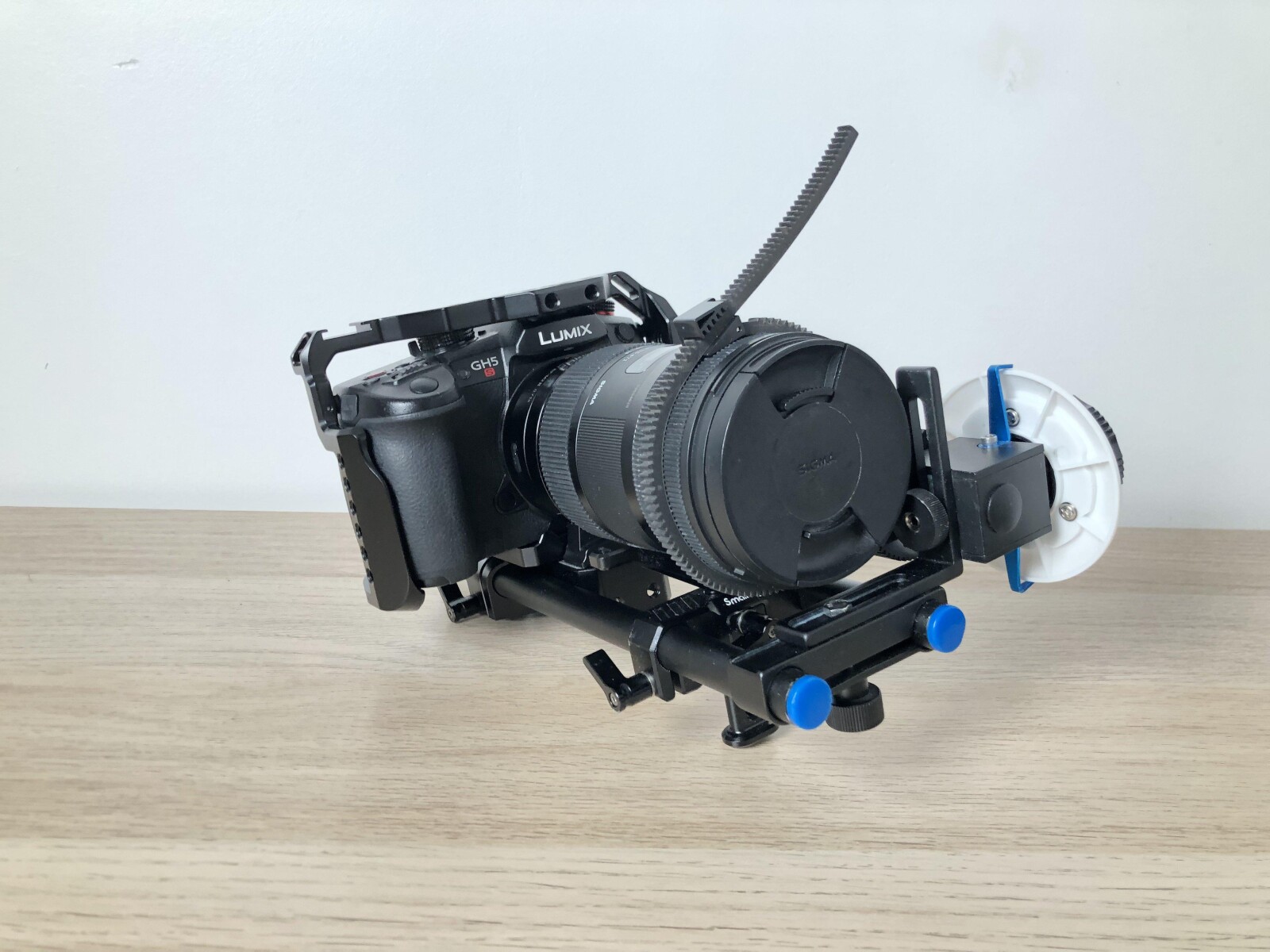 Rig Lumix GH5S + speedbooster EF-M2 II + Sigma 18-35mm - Photo 1 sur 4