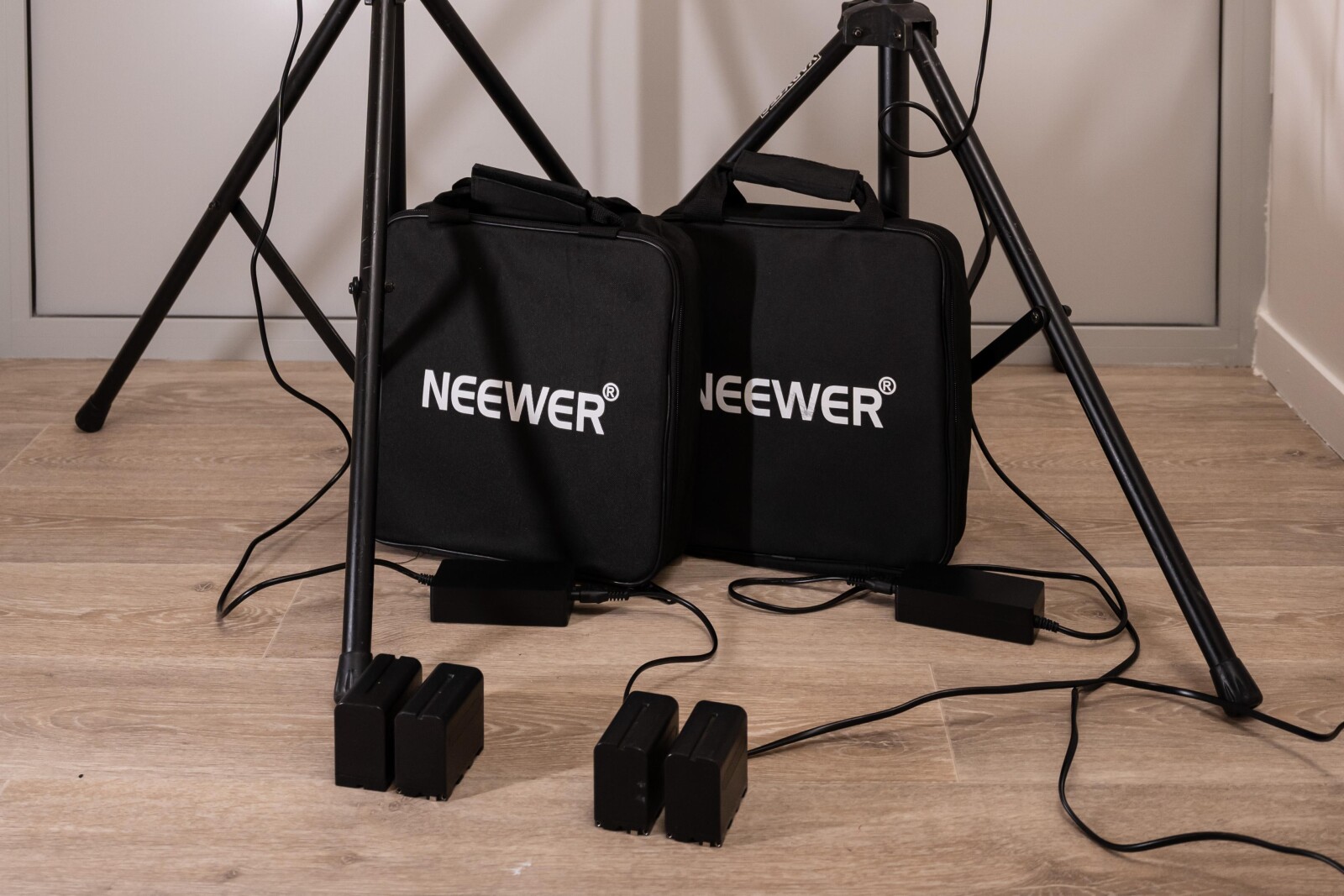 2x projecteur Neewer NL660 Bi-Color + Pied + Secteur + Batteries - Photo 3 sur 3