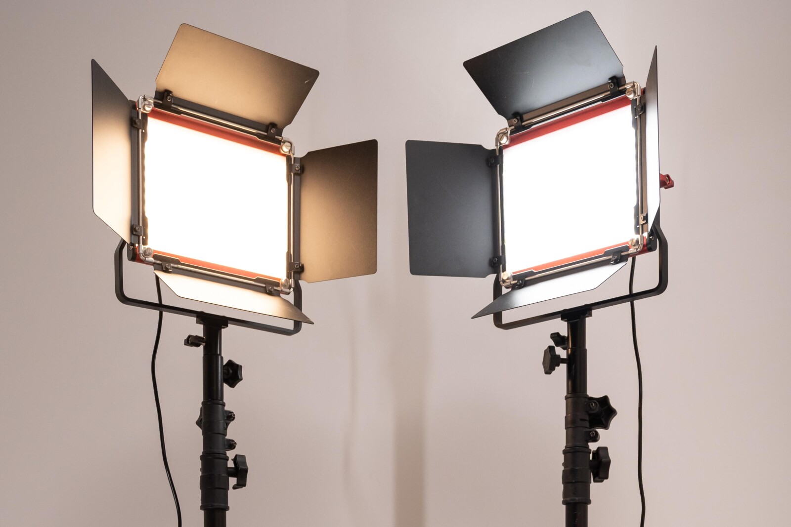 2x projecteur Neewer NL660 Bi-Color + Pied + Secteur + Batteries - Photo 1 sur 3