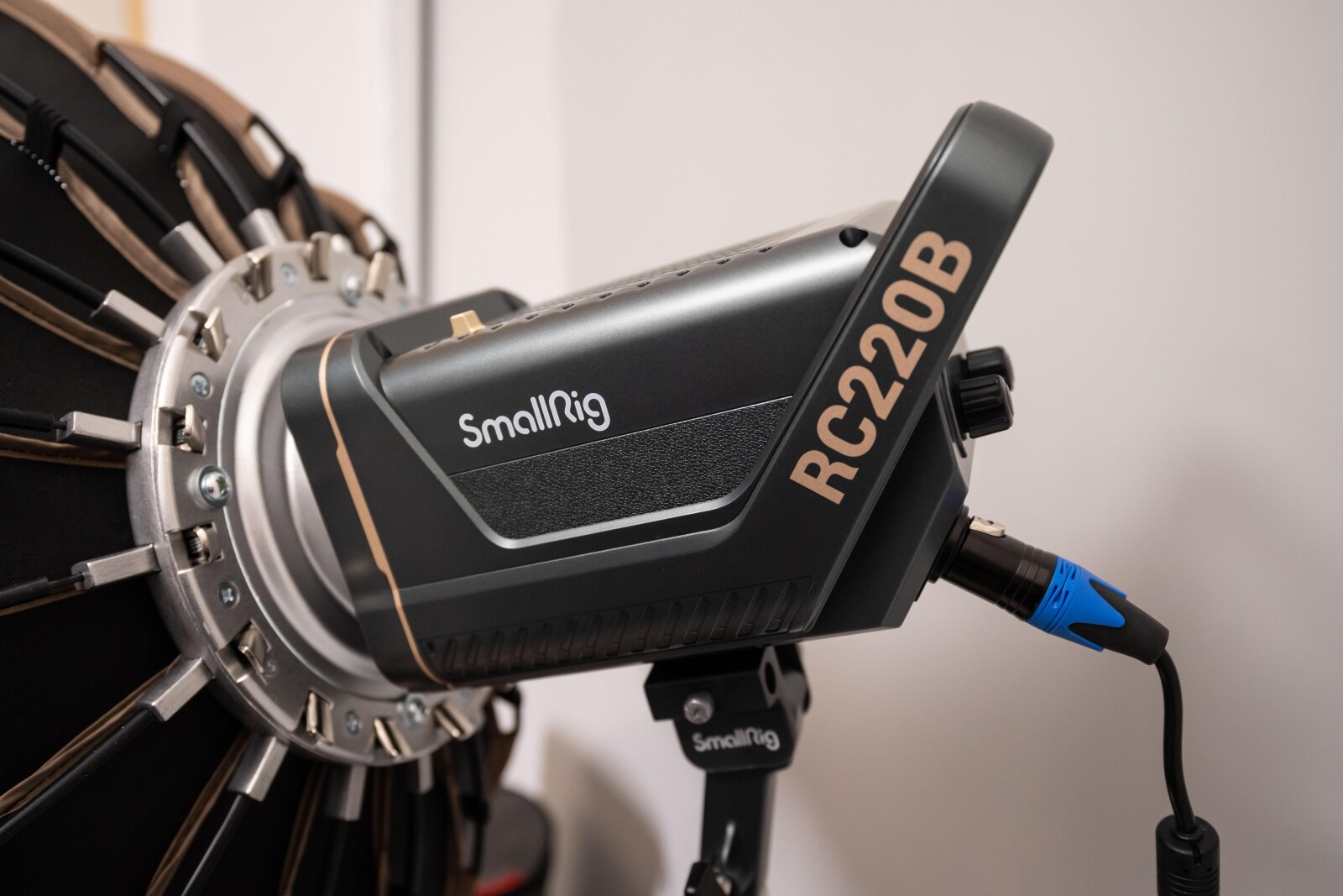 SmallRig RC220B COB Light + Softbox D85 - Photo 1 sur 3