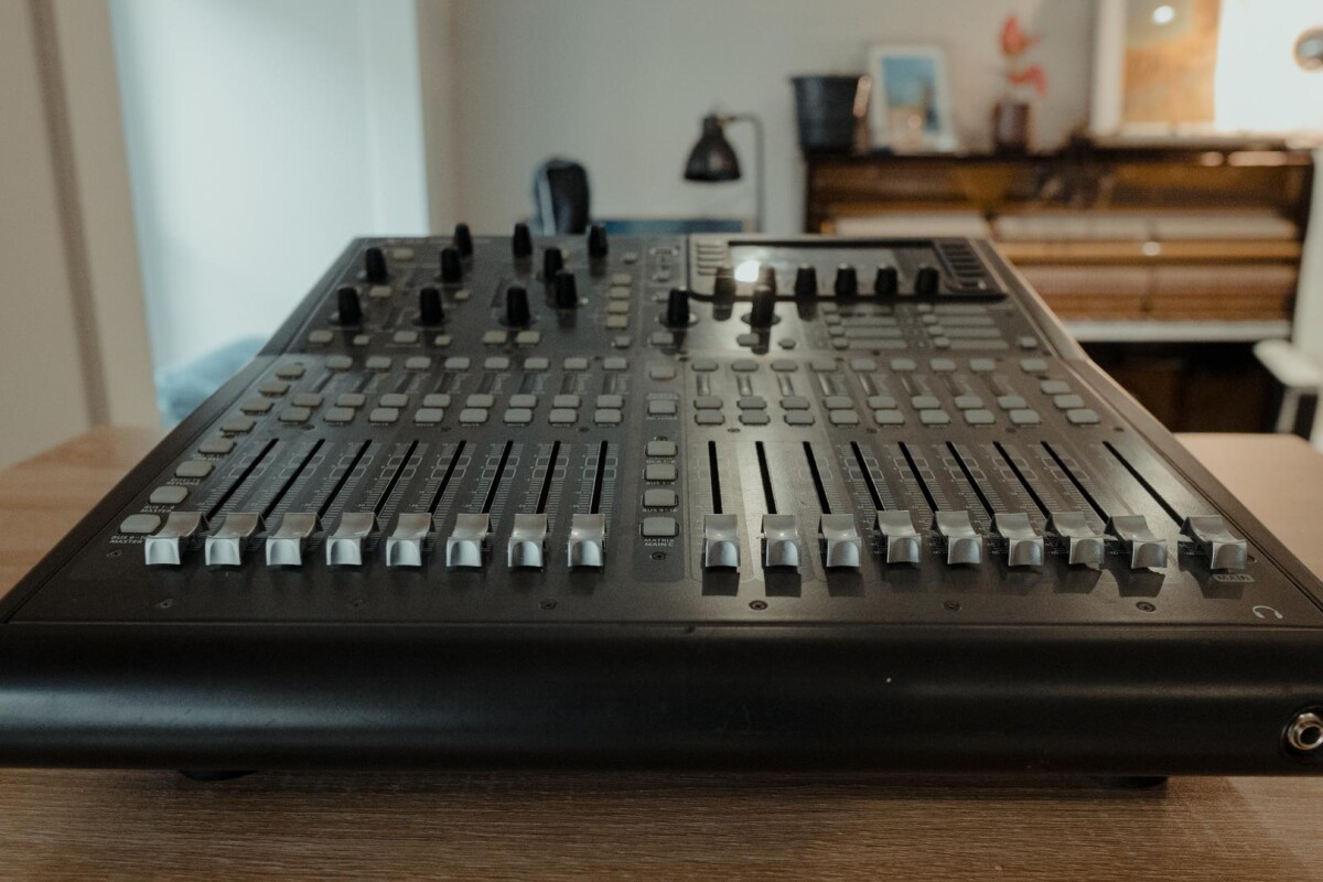Location Table de mixage numérique Behringer X32 Producer + routeur wifi - Lightyshare