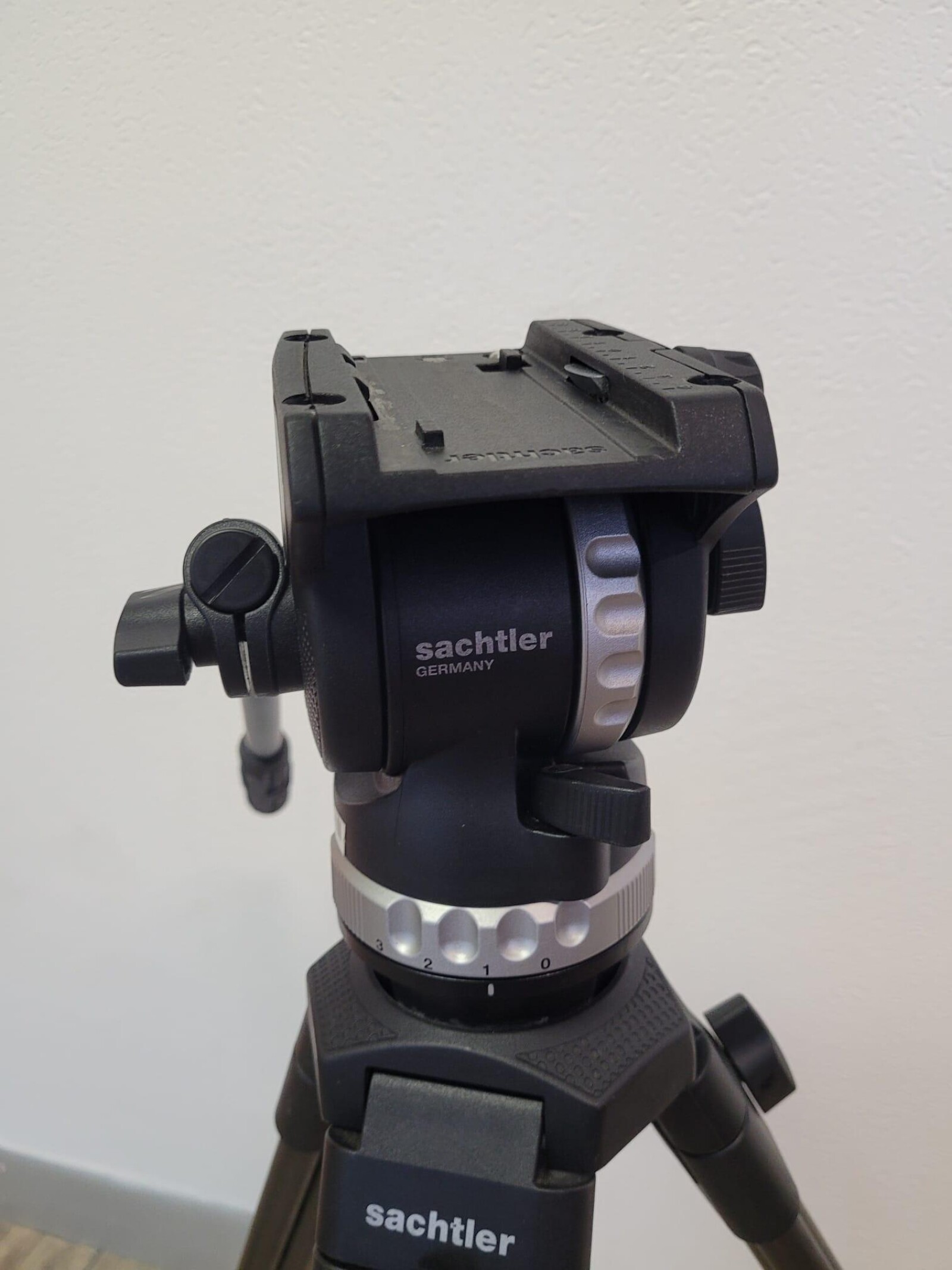 Trépied sachtler ACE - Photo 2 sur 3