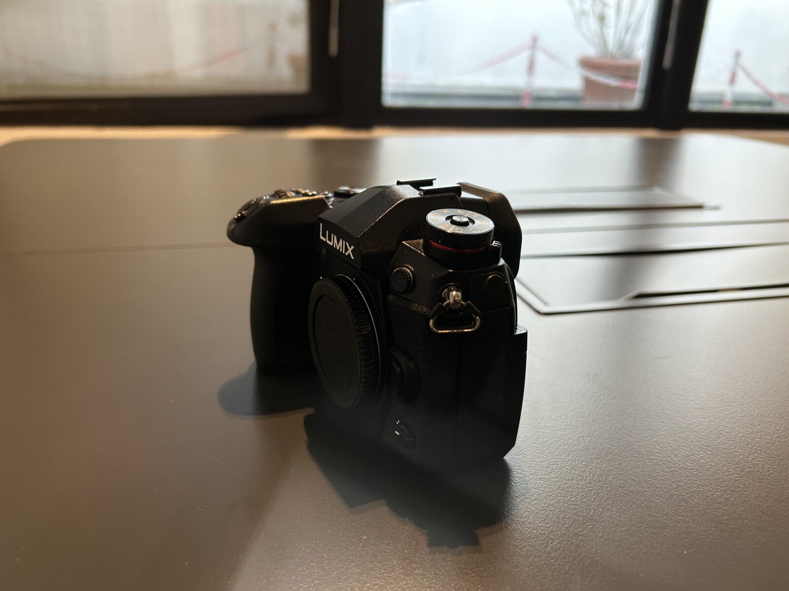 Pack Lumix G9 Optique 12-35mm f/2.8 + Trépied + Bague adaptation EF - Photo 2 sur 7