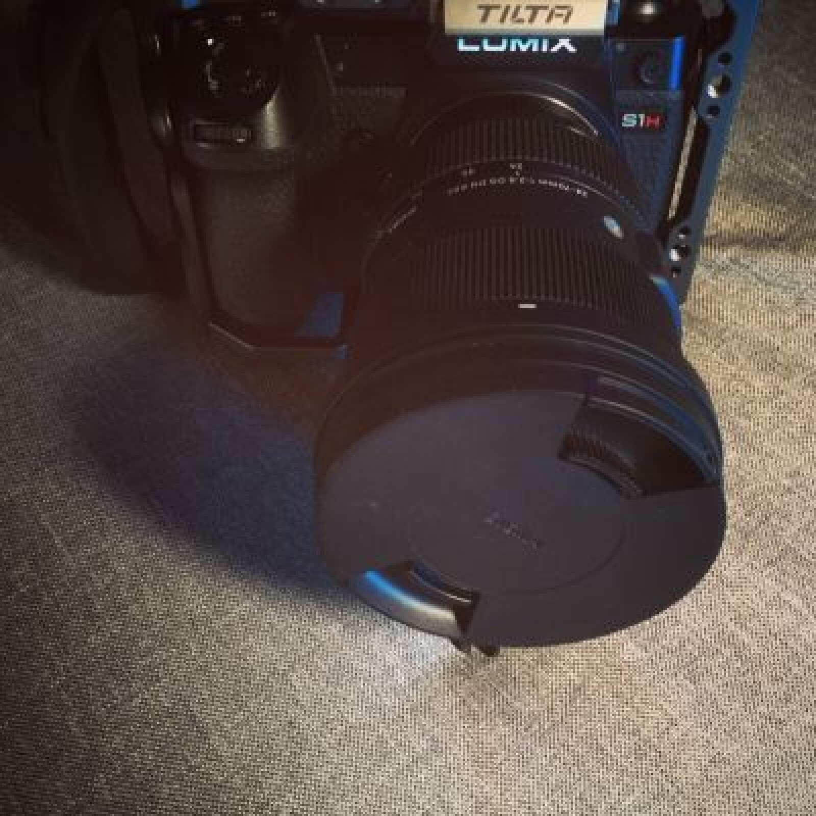 Kit Lumix S1H + Objectif Sigma 24/70 f2.8 + 1 carte 128Go + 3 batteries - Photo 2 sur 5