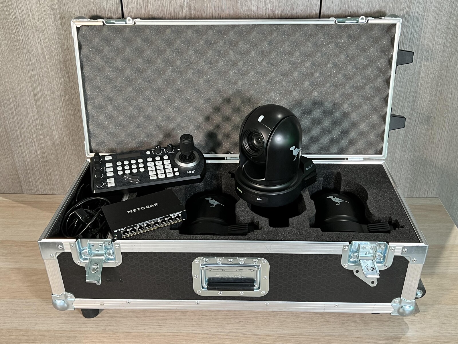 Pack 3 Caméras PTZ Birddog P200 + PTZ Keyboard + Switch POE + Flight Case - Photo 1 sur 6