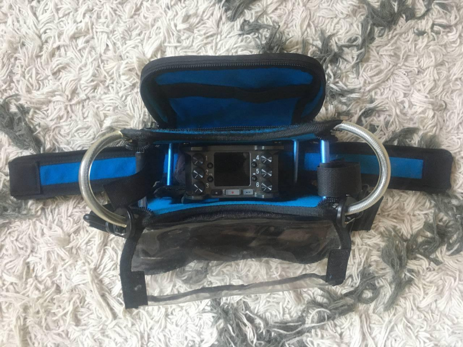 ZOOM F6 + SAC ORCA + CARTE SD 128 GO + BATTERIE PORTABLE - Photo 1 sur 1