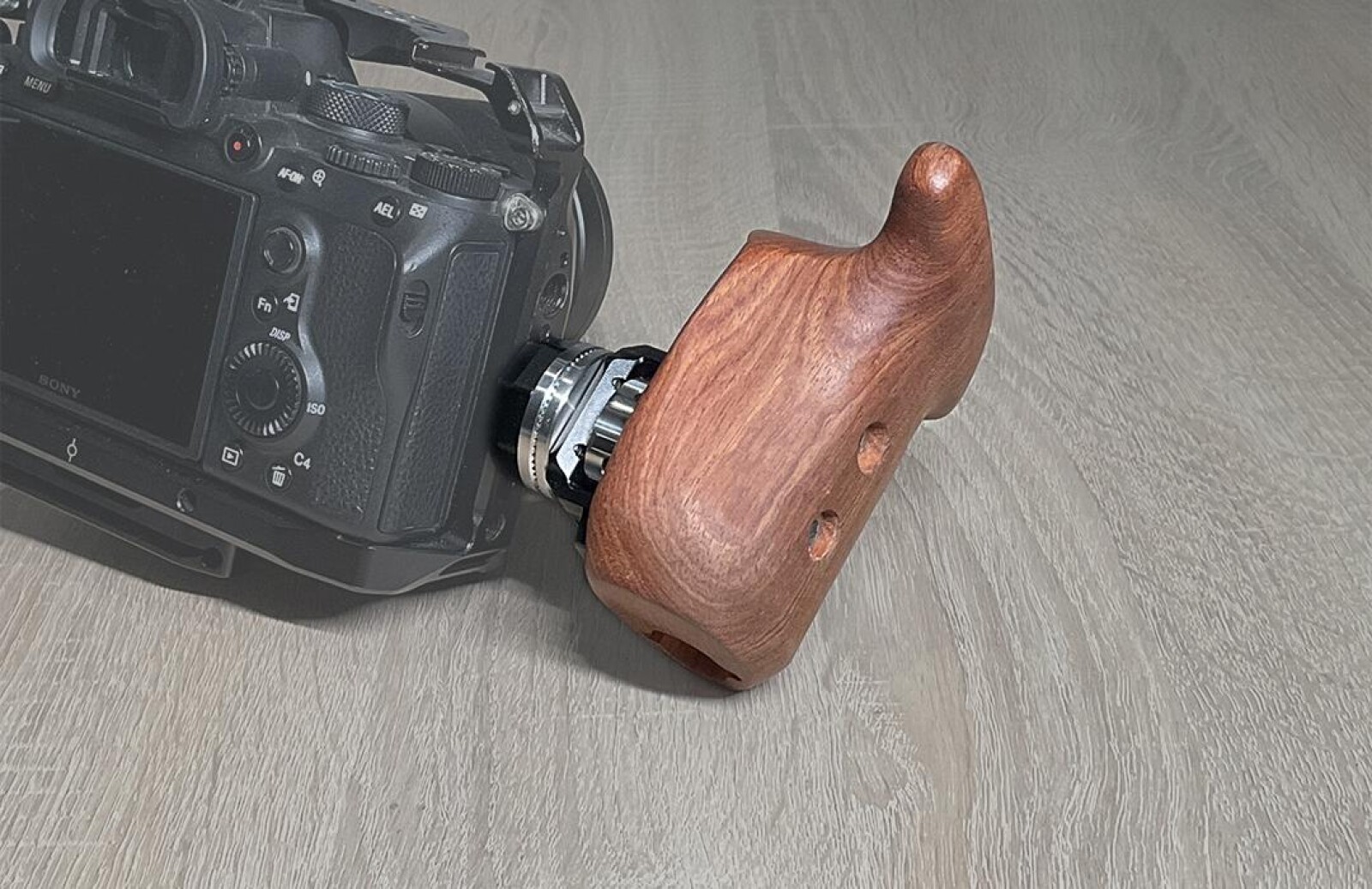 Poignée en bois droite SMALLRIG - Photo 2 sur 3