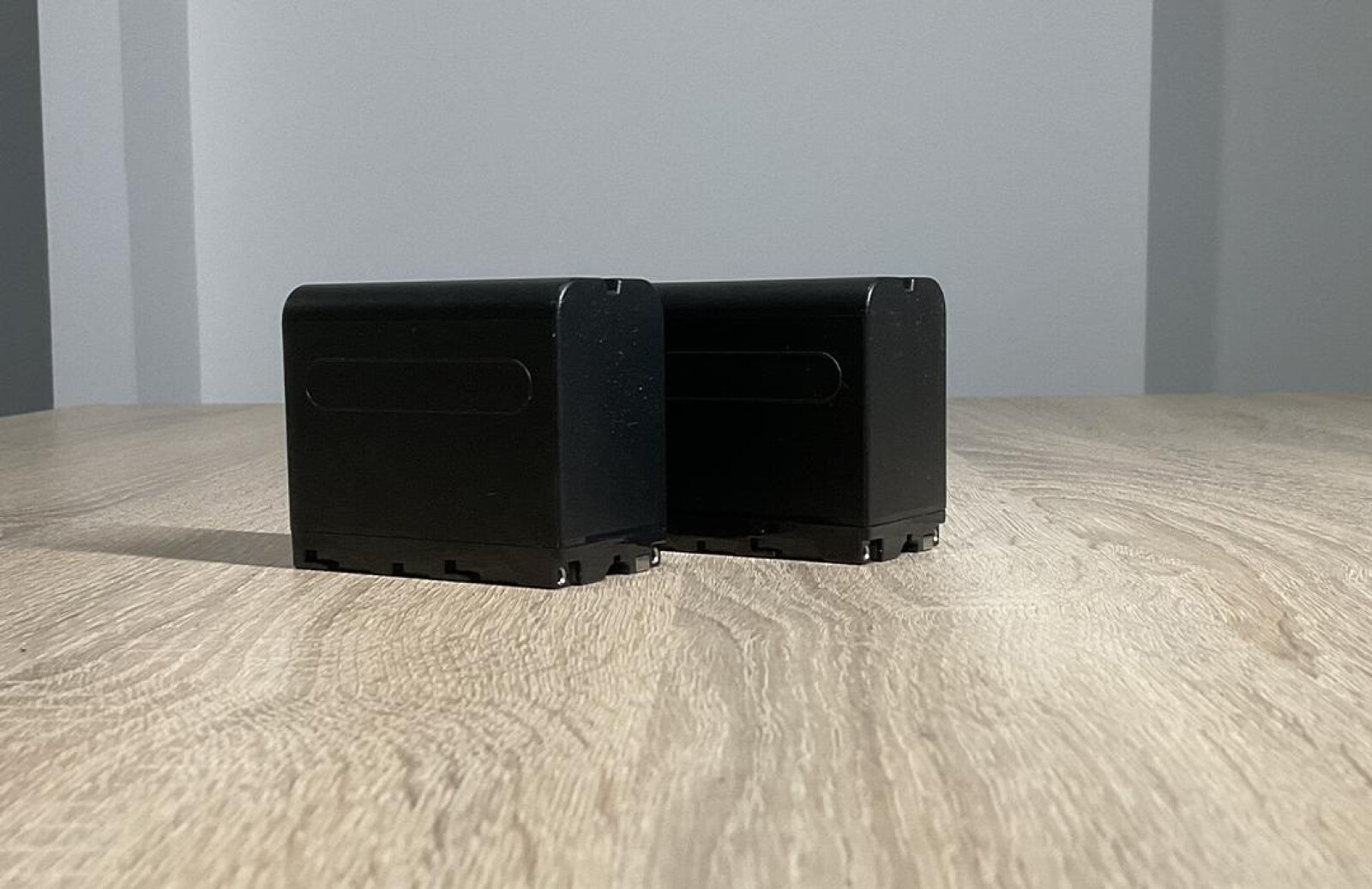 Lot de 2 batteries NEWEER NP-F970 6600mAh Li-ion avec chargeur double - Photo 1 sur 2