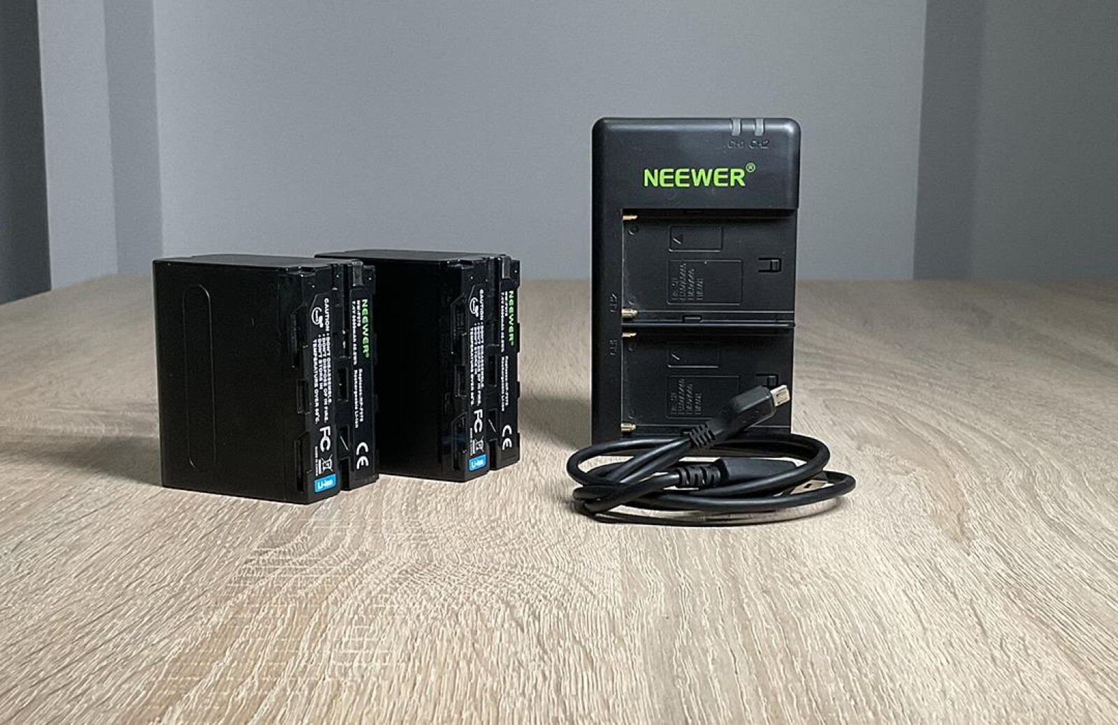 Lot de 2 batteries NEWEER NP-F970 6600mAh Li-ion avec chargeur double - Photo 2 sur 2