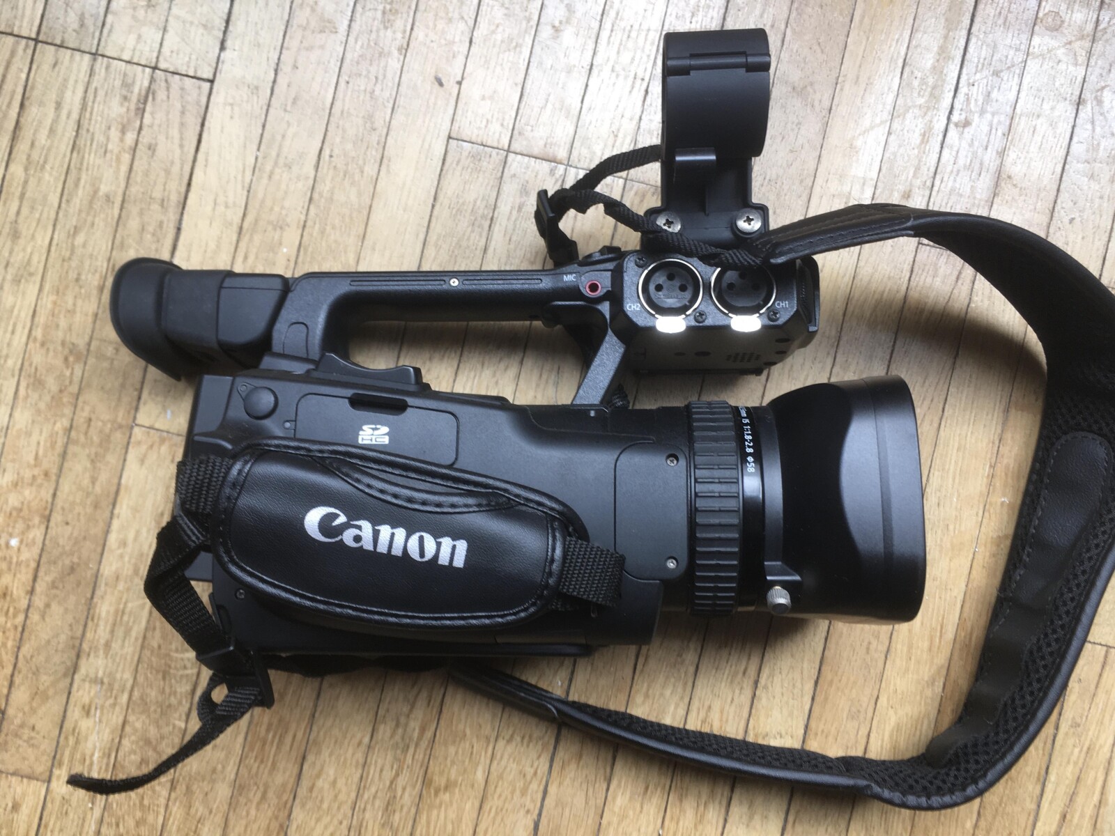 Location Caméscope Pro Canon XF100 Full HD Montreuil - Photo 1 sur 5