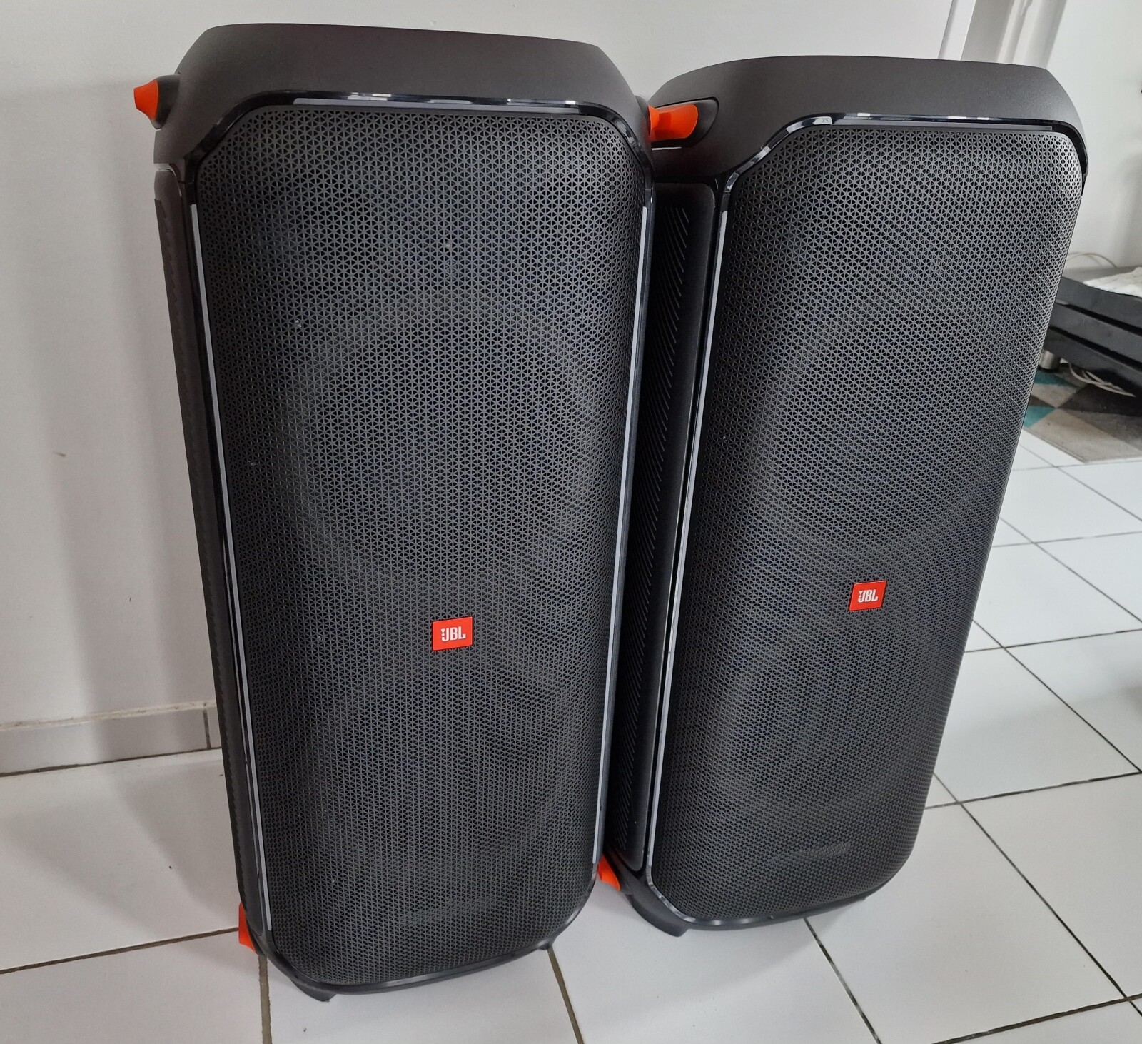 2 Enceintes JBL Partybox 710 à louer - Son puissant et effets lumineux - Photo 1 sur 6