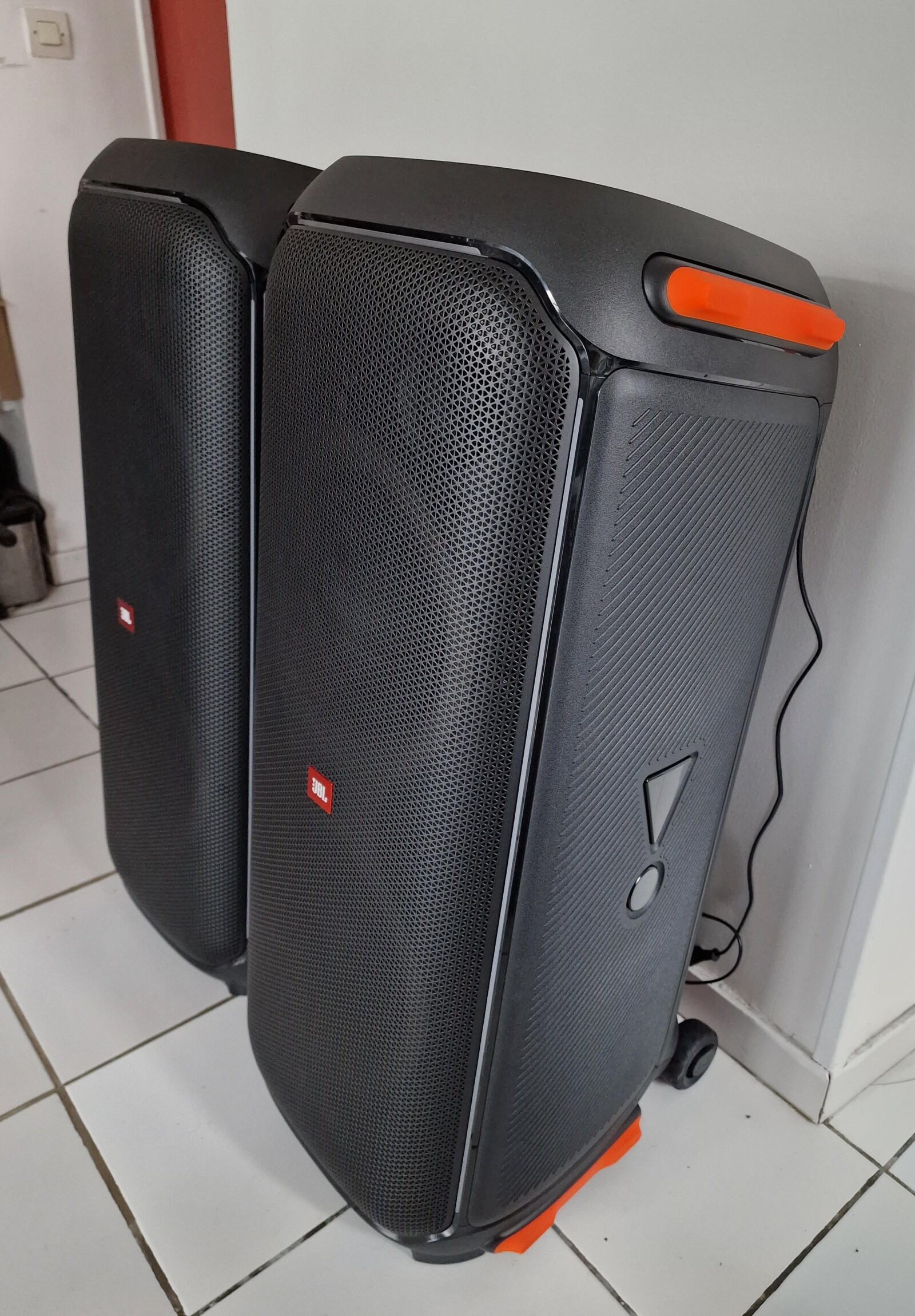 2 Enceintes JBL Partybox 710 à louer - Son puissant et effets lumineux - Photo 2 sur 6
