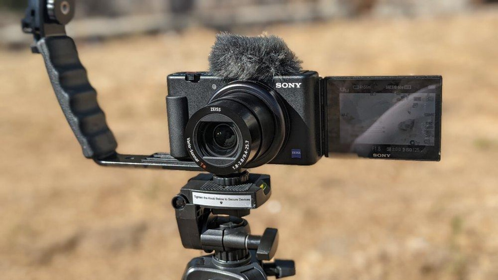 Sony ZV-1 + K&F Concept TM2324 Trepied + Rode vidéo micro - Photo 1 sur 3