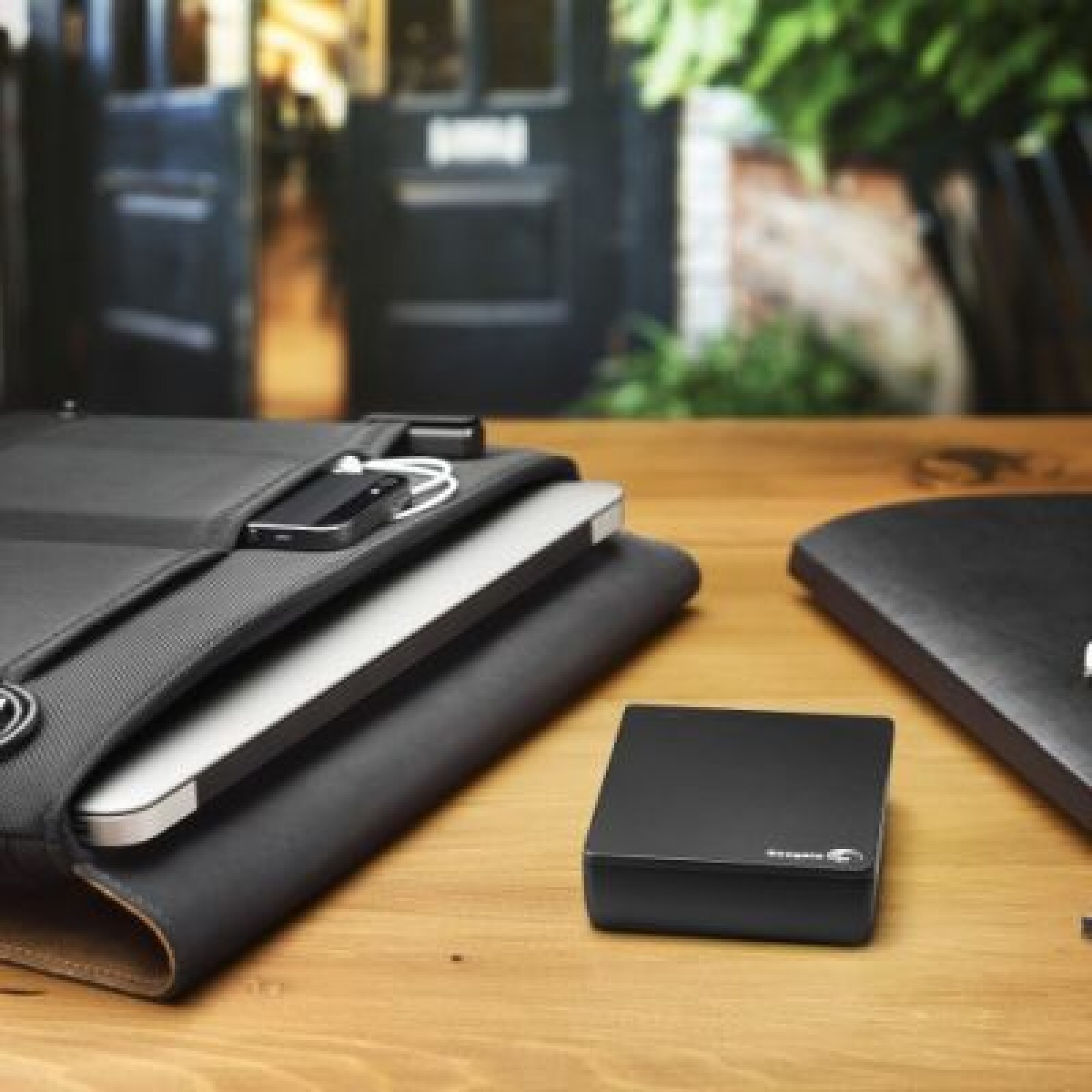 Disque dur externe très haute capacité auto-aimenté 2,5" 4To (4000Go) en USB3 220 Mo/s. Seagate Backup Plus Fast - Photo 2 sur 2