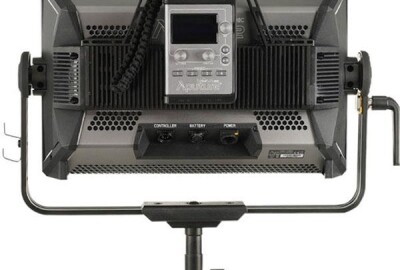 Location Aputure Nova P300c, Barndoors, Softbox, Trépied et valise de transport