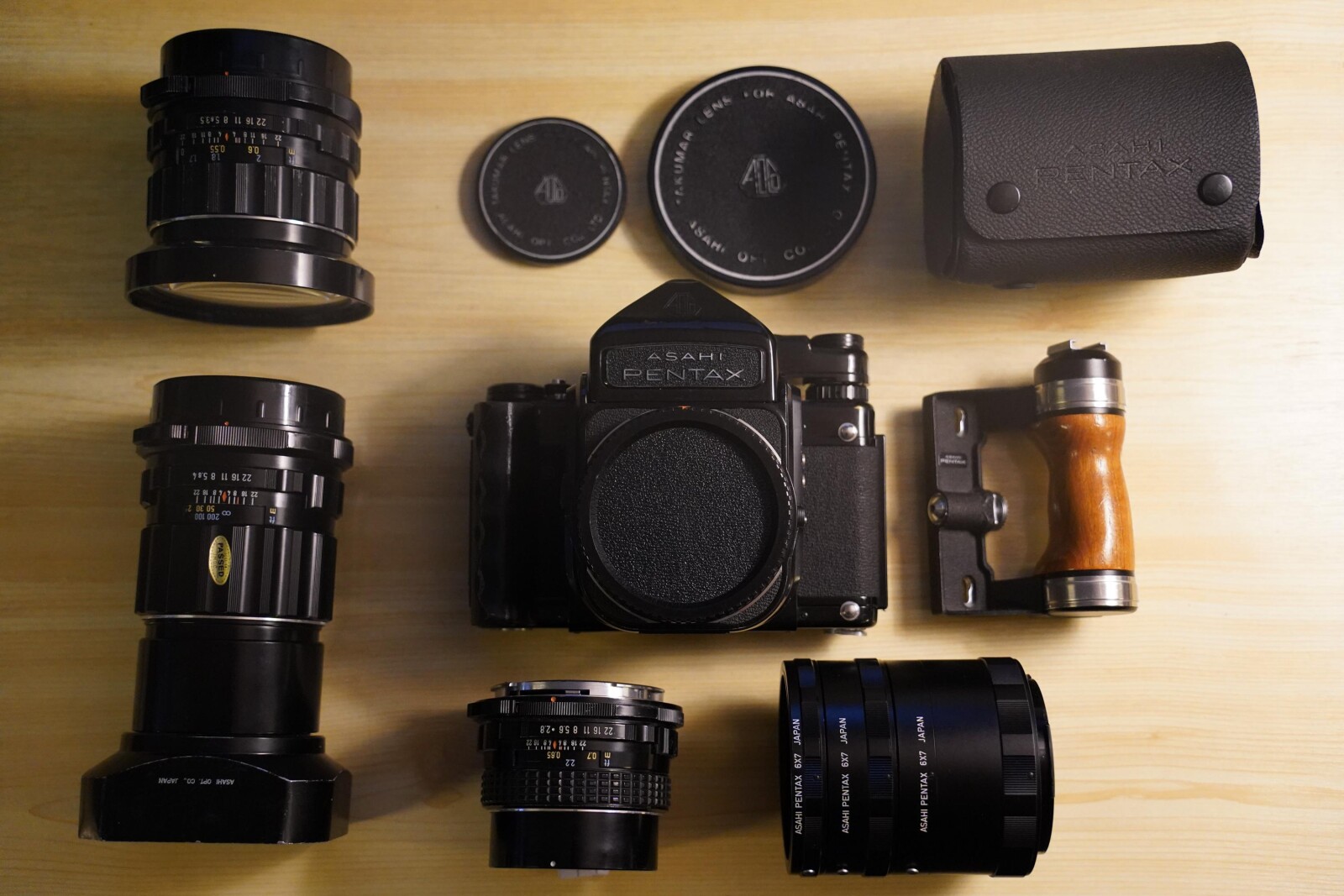 Pentax 6x7 MLU avec plusieurs optiques et accessoires - Photo 1 sur 9