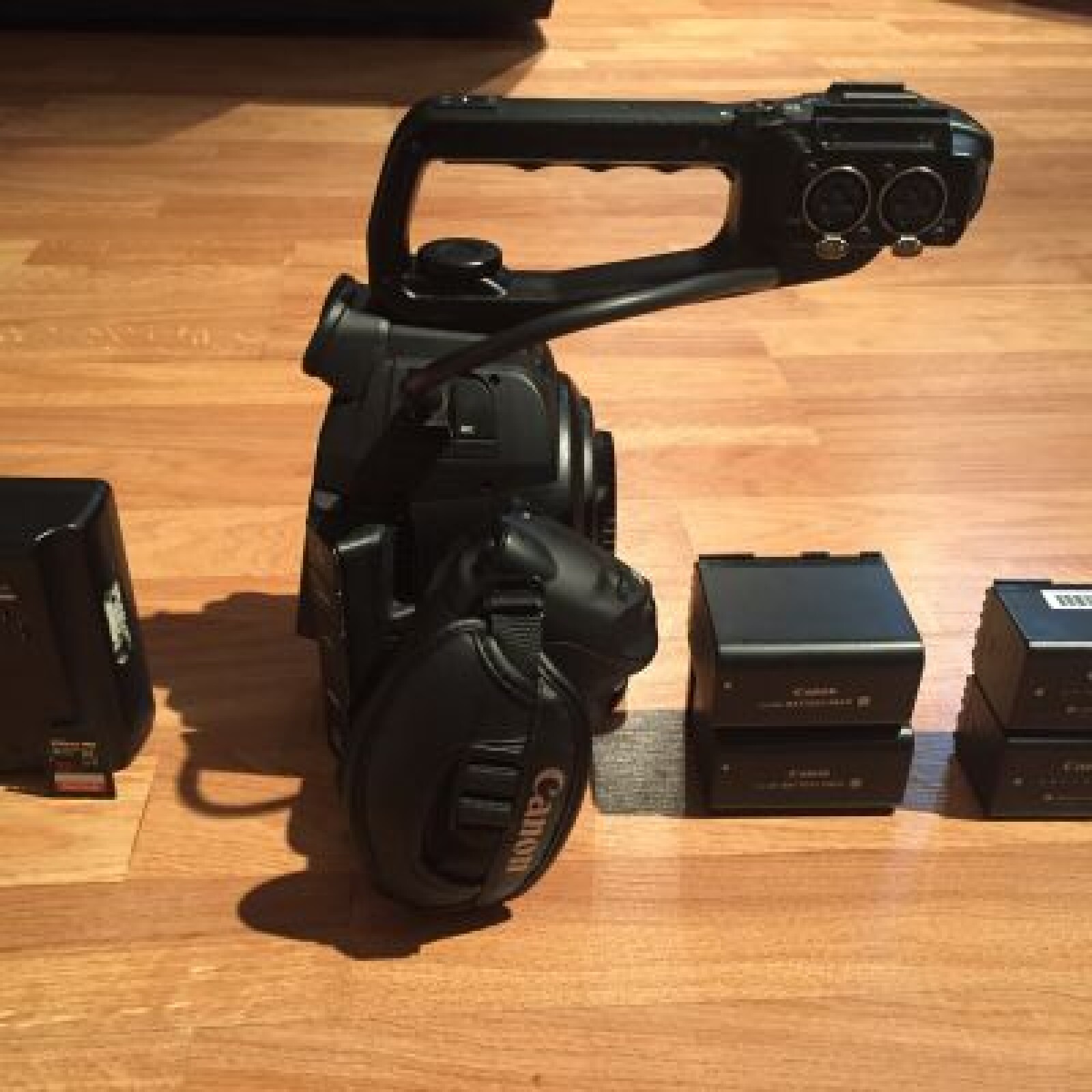 Canon C100 + carte SD 32Go + 4 Batteries - Photo 1 sur 5