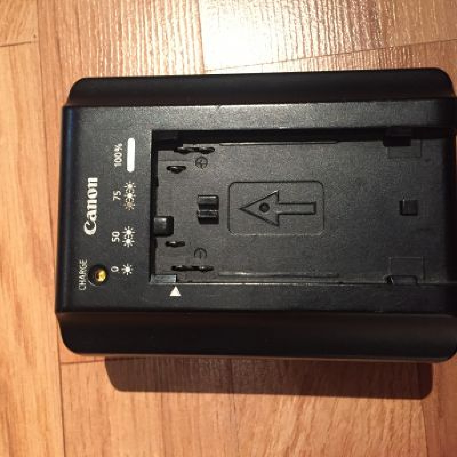 Canon C100 + carte SD 32Go + 4 Batteries - Photo 5 sur 5