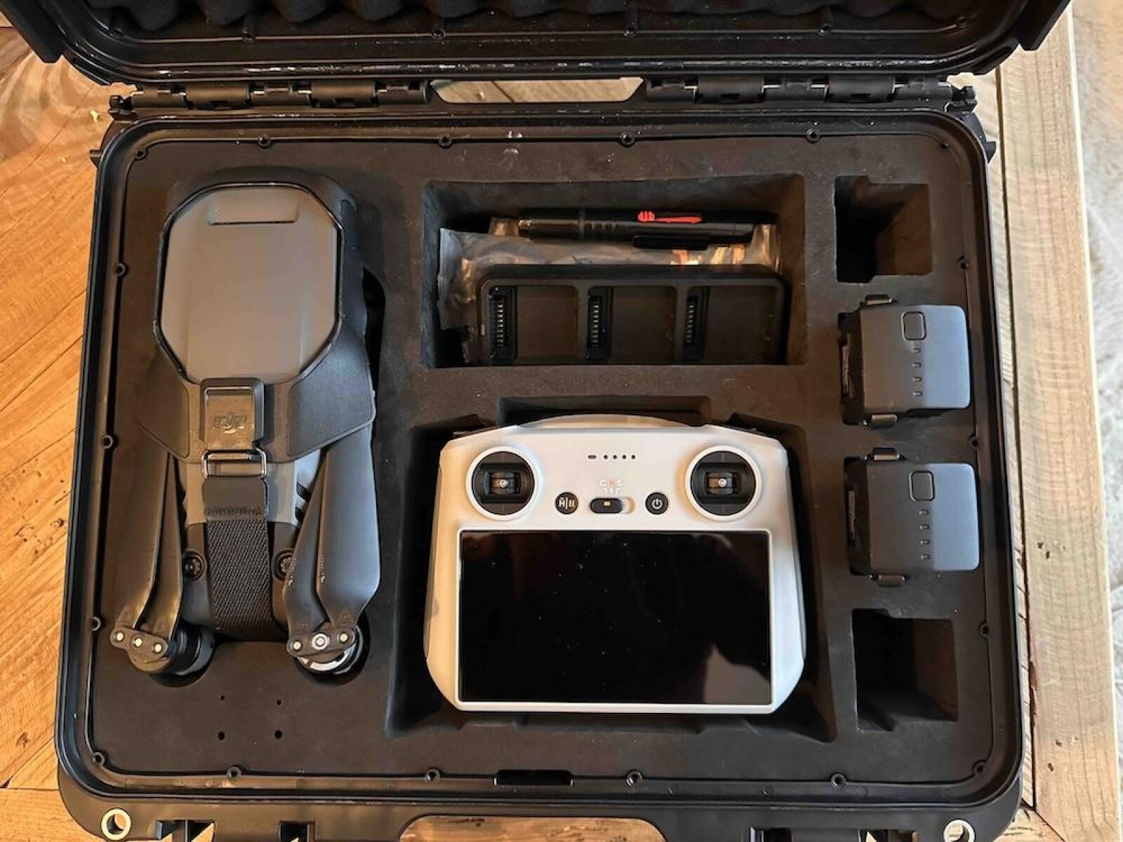 DJI Mavic 3 + Fly More Combo + DJI RC + Filtre ND + Carte SD + Valise - Photo 1 sur 1