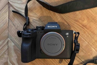 Location Location SONY Alpha A7 IV / A 7 IV + (2x batteries / 1x Carte SD 64 Go)