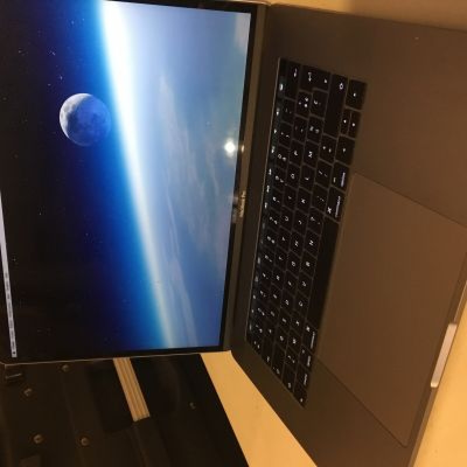 Macbook Pro 2016 (15 pouces, intel i7 2,6GHz,  RAM 16 Go, SSD 512 Go) - Photo 1 sur 2