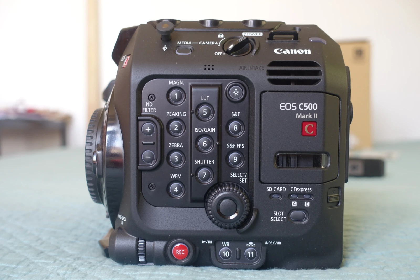 CANON EOS C300 EF DAF + 2 CF 64Go + Sac - Photo 1 sur 6